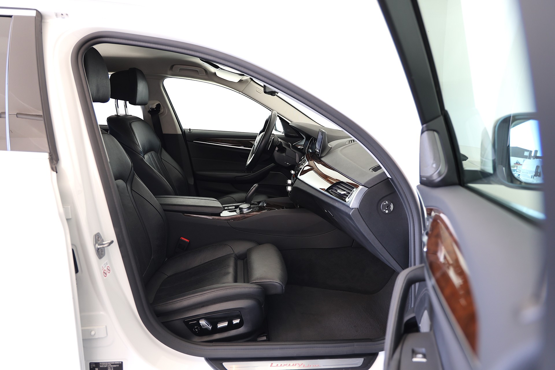 BMW 540i xDrive Touring Luxury Line Steptronic-image-13
