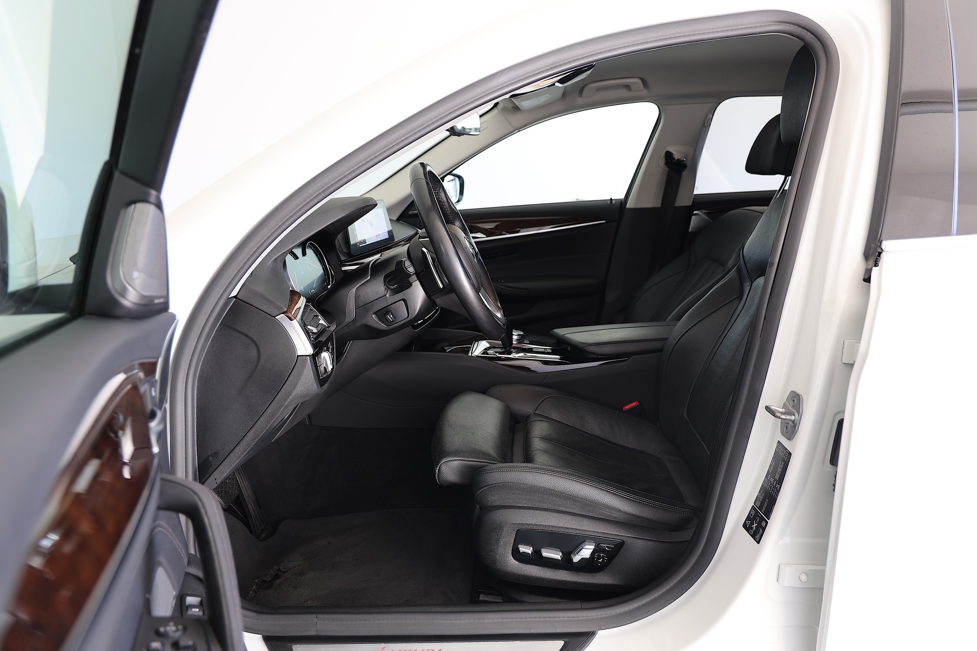 BMW 540i xDrive Touring Luxury Line Steptronic-image-6