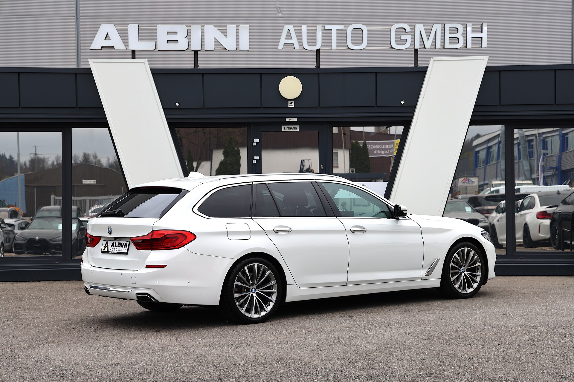BMW 540i xDrive Touring Luxury Line Steptronic-image-3