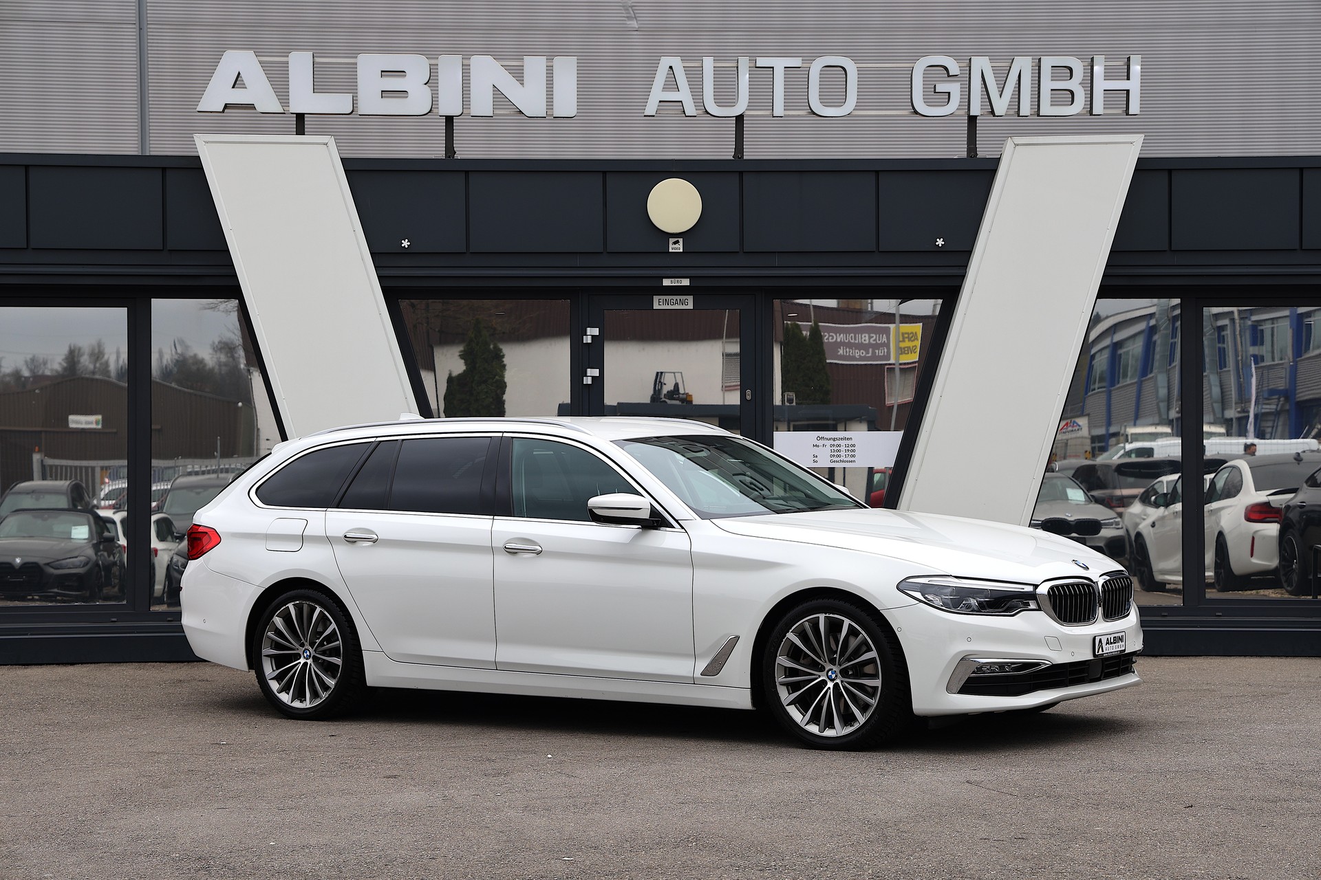 BMW 540i xDrive Touring Luxury Line Steptronic-image-2