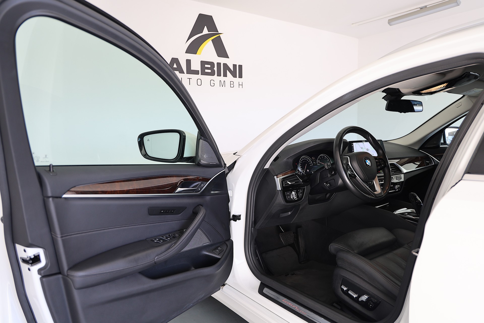 BMW 540i xDrive Touring Luxury Line Steptronic-image-5