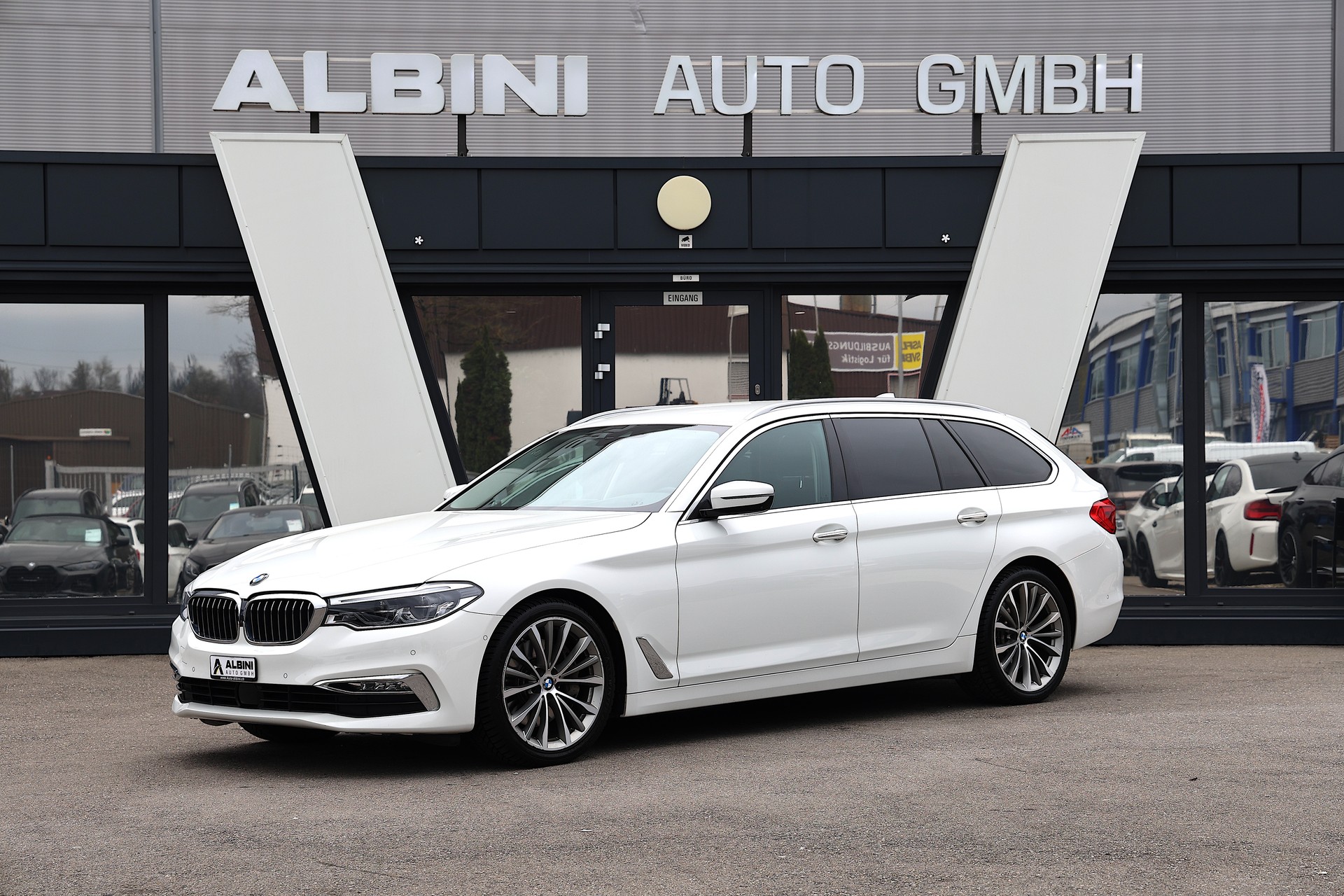 BMW 540i xDrive Touring Luxury Line Steptronic-image-0