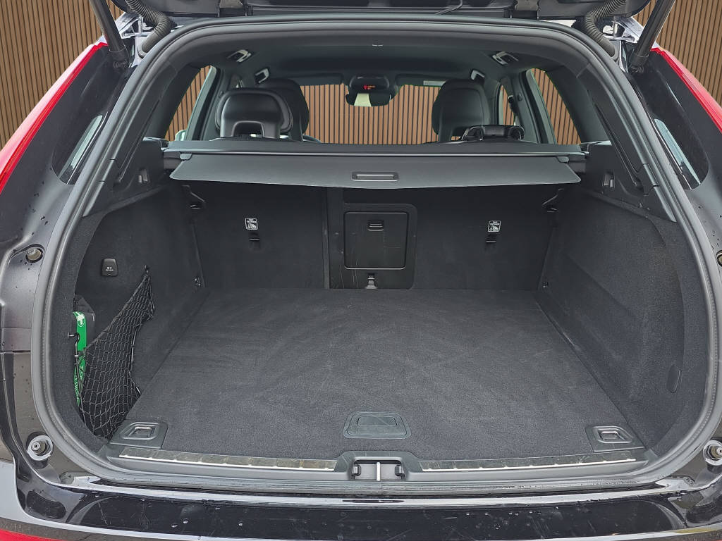 VOLVO XC60 2.0 D5 R-Design AWD-image-14
