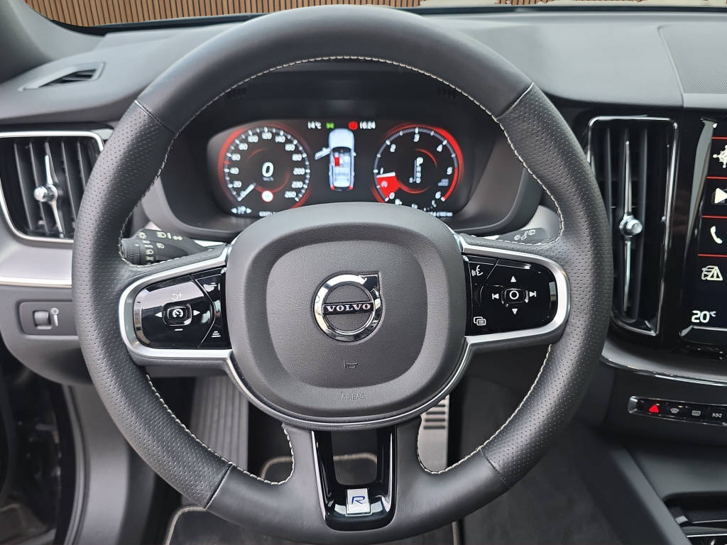 VOLVO XC60 2.0 D5 R-Design AWD-image-15