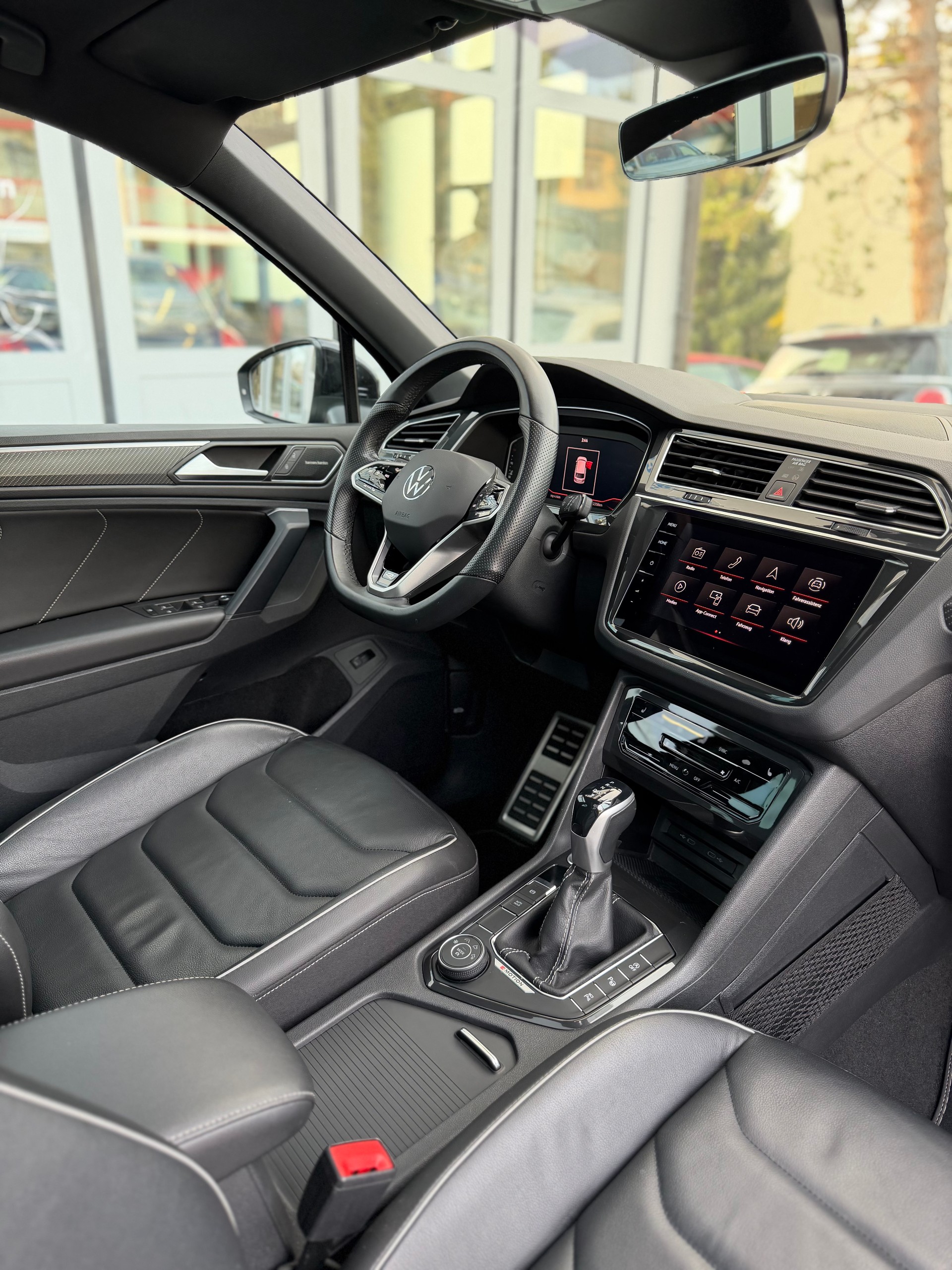 VW Tiguan 2.0TSI R-Line 4Motion DSG-image-5