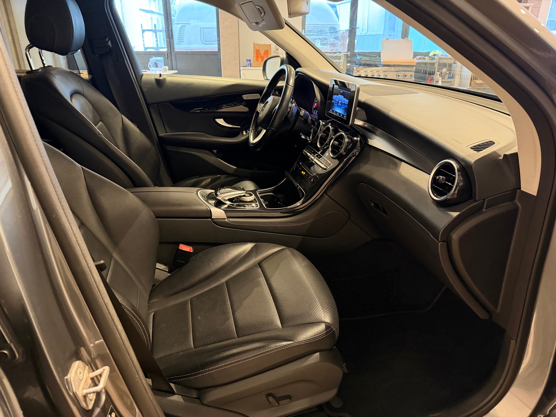 MERCEDES-BENZ GLC 220 d AMG Line 4m-image-6