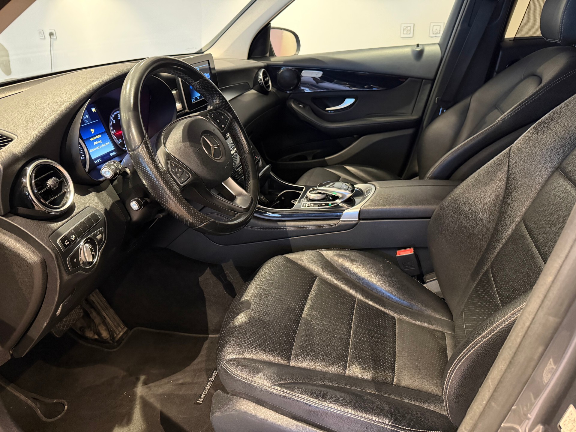 MERCEDES-BENZ GLC 220 d AMG Line 4m-image-10