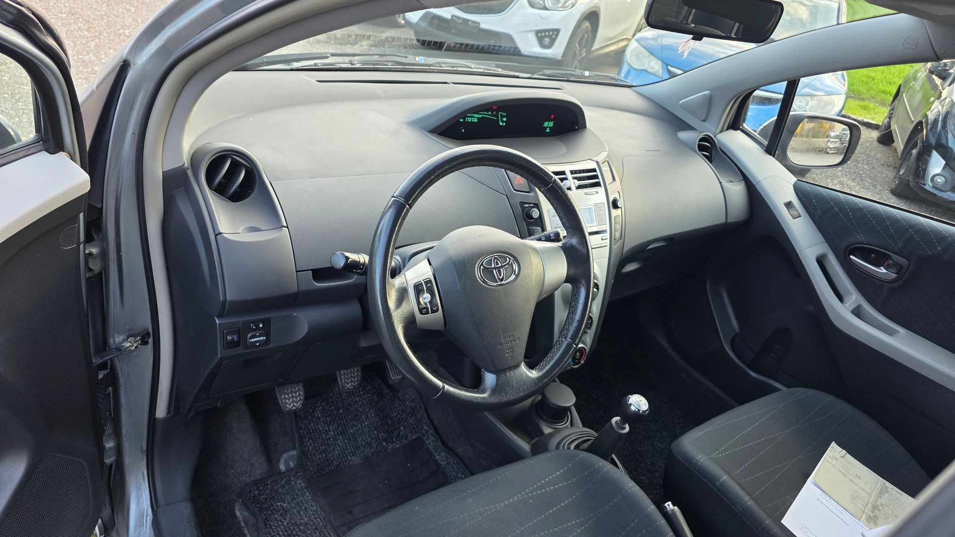 TOYOTA Yaris 1.3 Linea Sol-image-4
