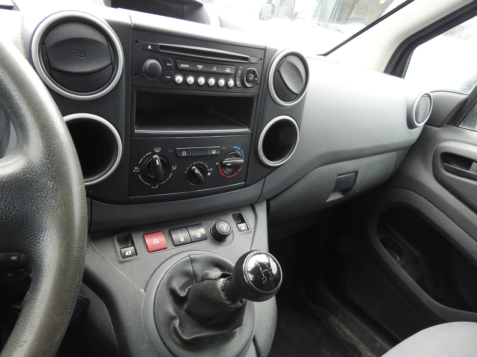 PEUGEOT Partner 1.6 VTi Urban-image-12