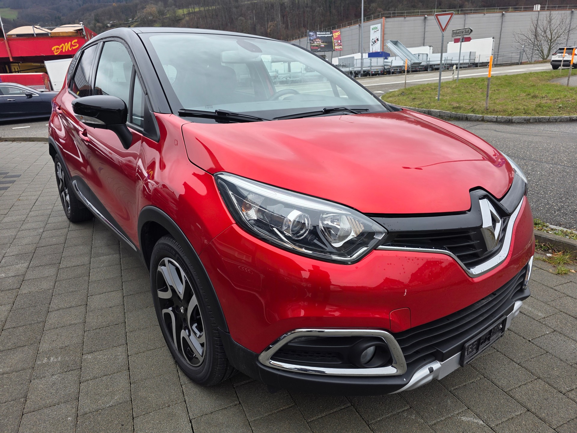 RENAULT Captur 1.2 T 16V Initiale Paris EDC Frisch ab mfk
