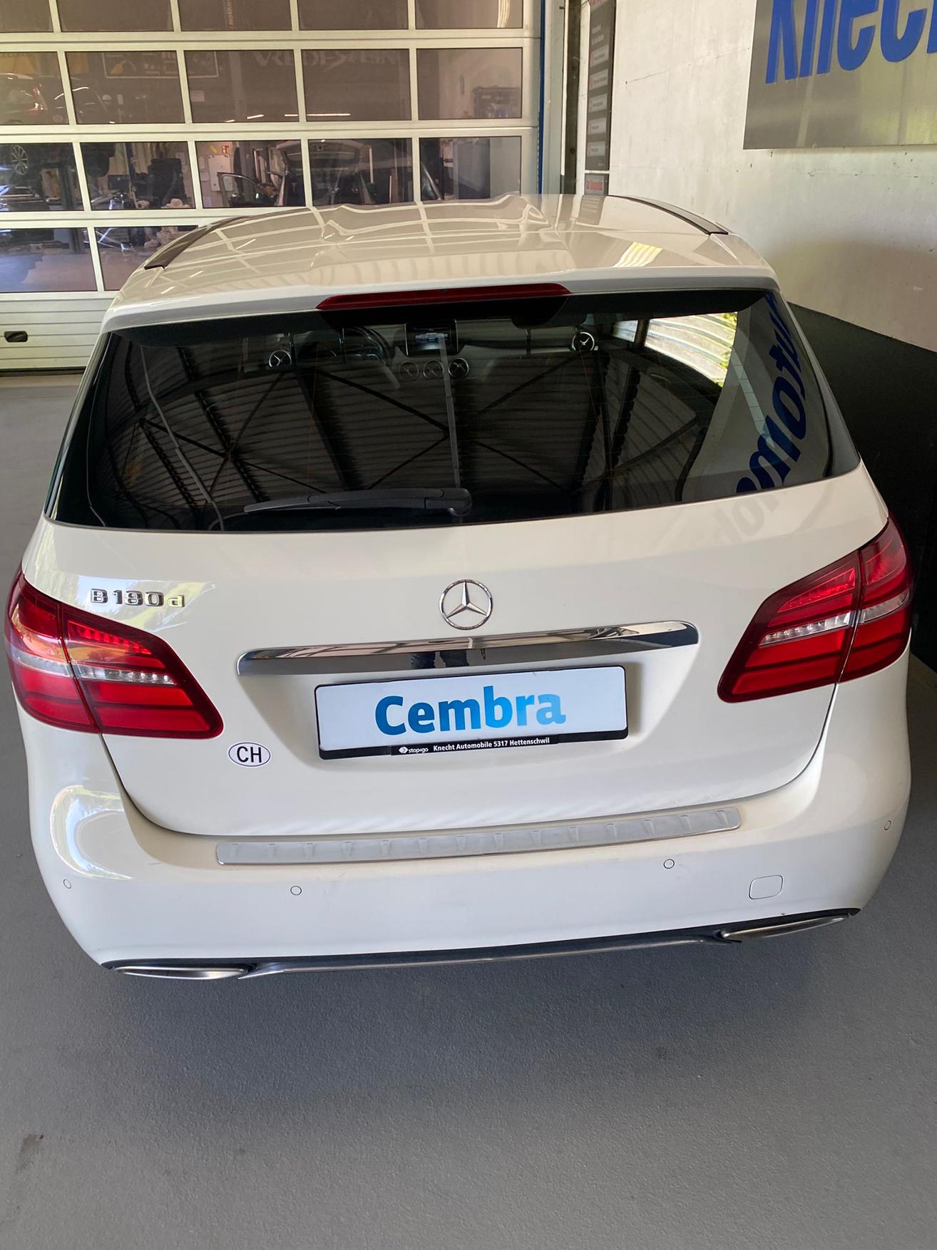MERCEDES-BENZ B 180 d AMG Line-image-6