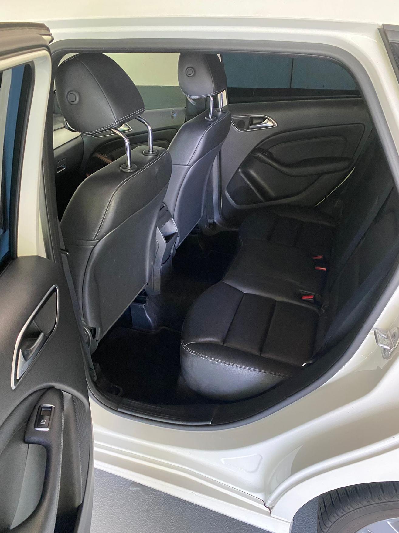 MERCEDES-BENZ B 180 d AMG Line-image-11