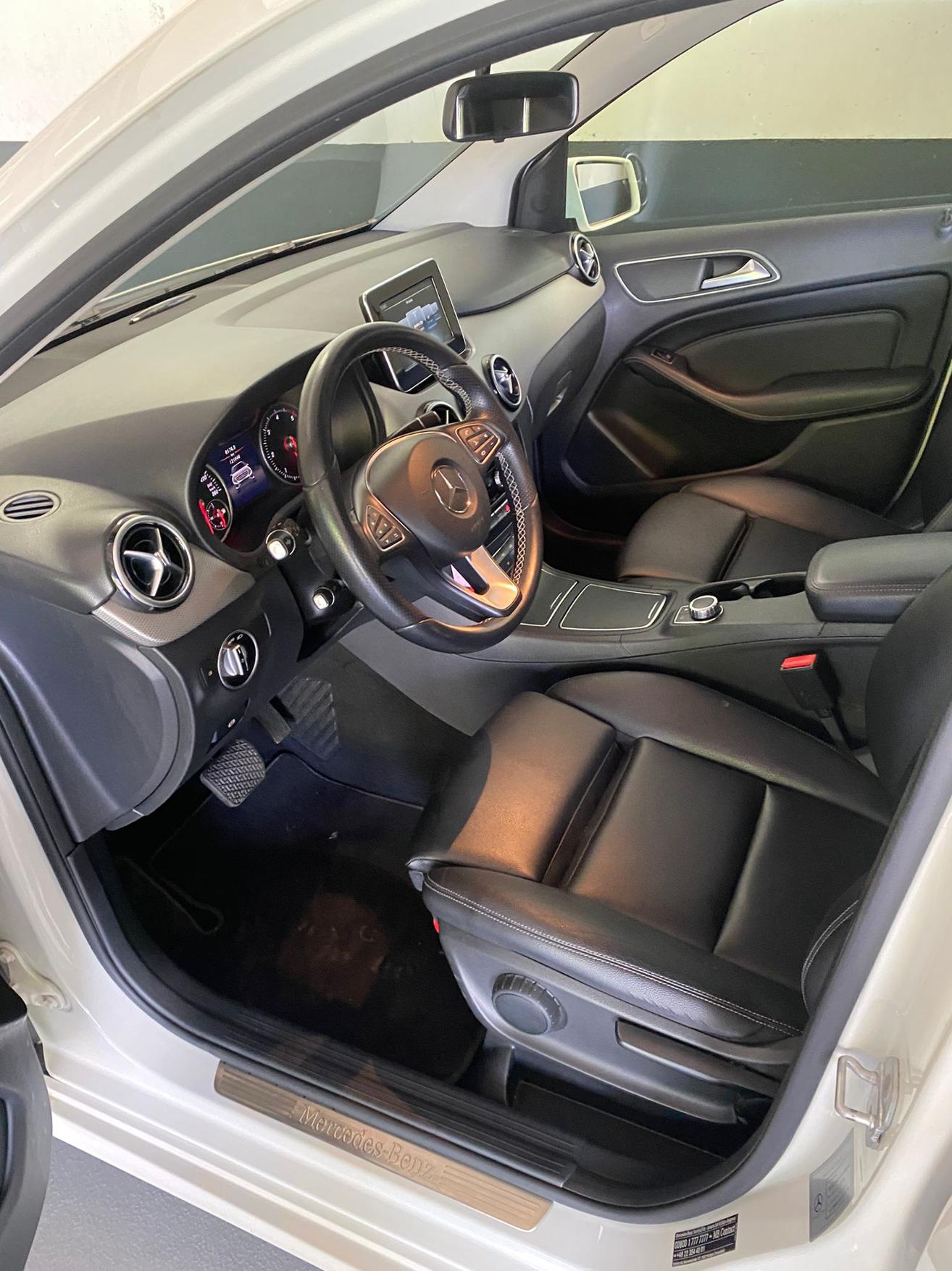MERCEDES-BENZ B 180 d AMG Line-image-12