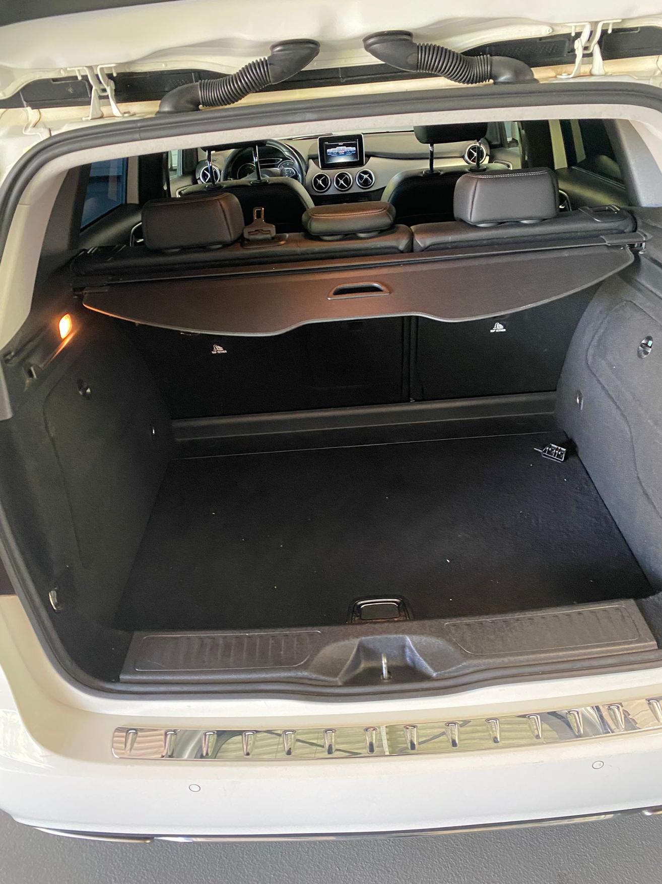MERCEDES-BENZ B 180 d AMG Line-image-10