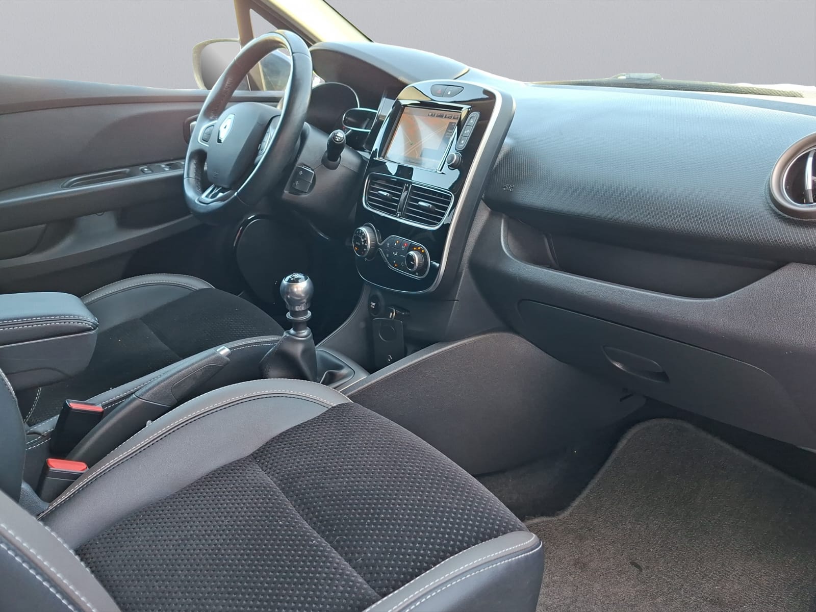 RENAULT Clio Grandtour 1.2 16V T Intens-image-11