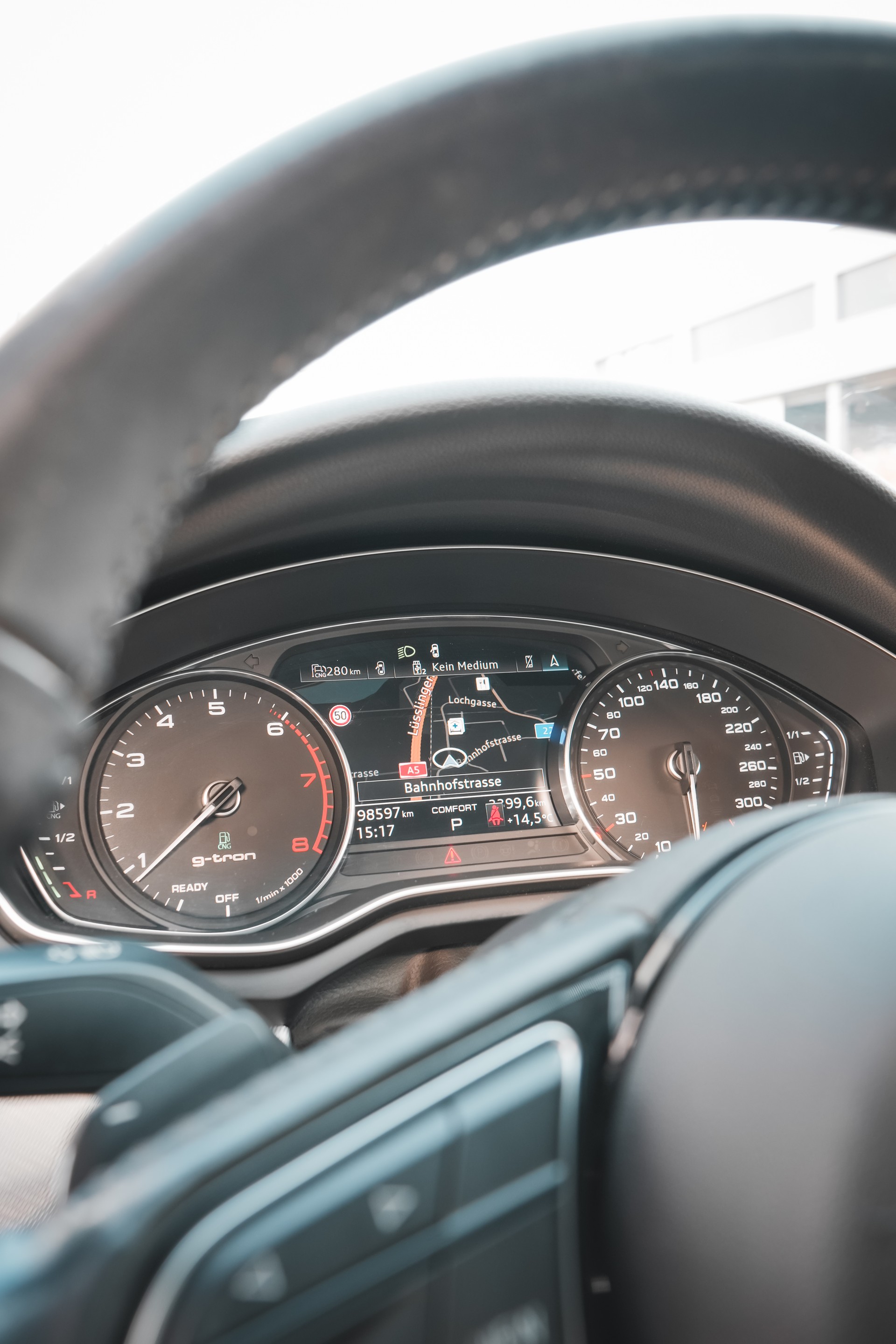 AUDI A4 Avant 40 g-tron S-tronic-image-5