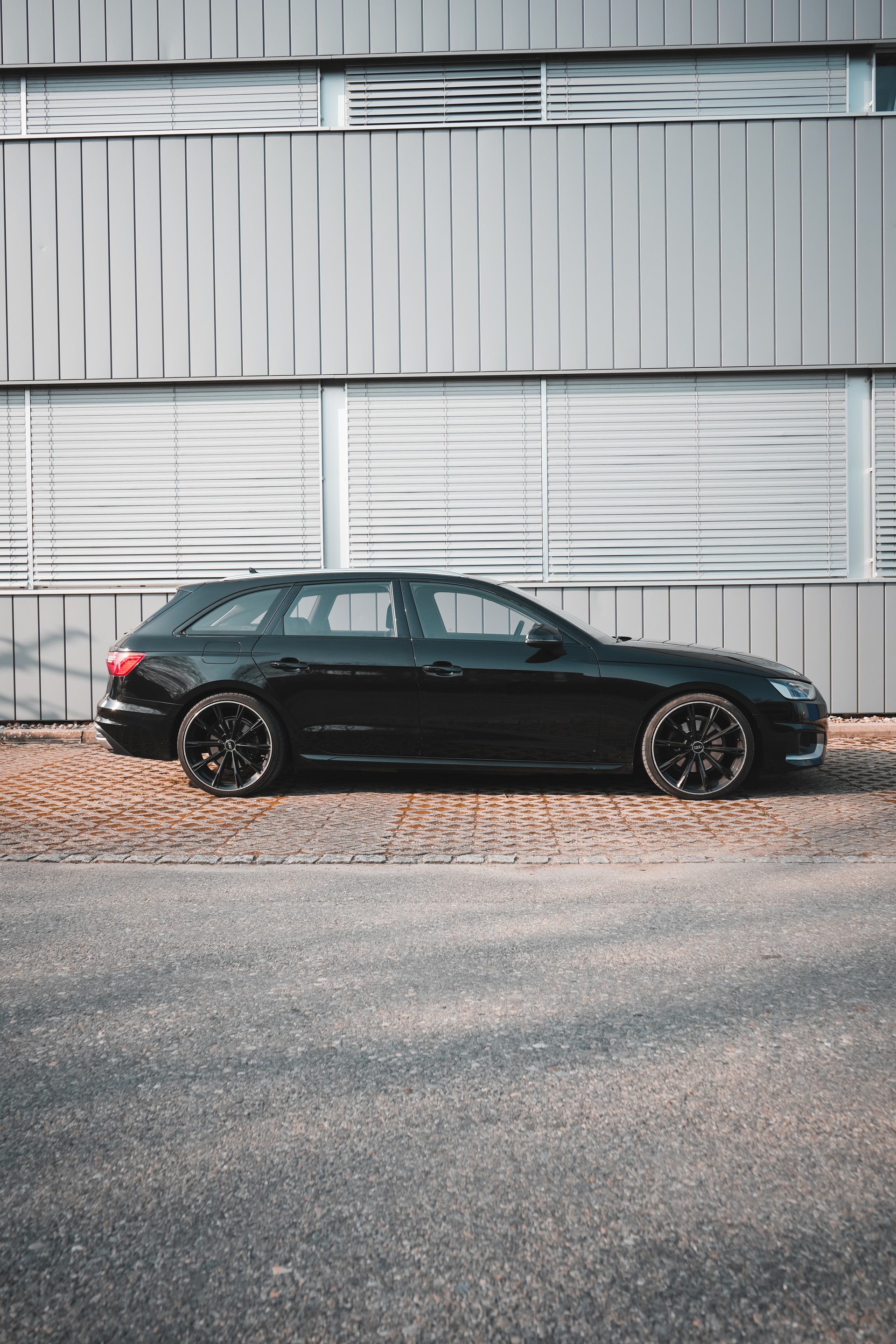 AUDI A4 Avant 40 g-tron S-tronic-image-2