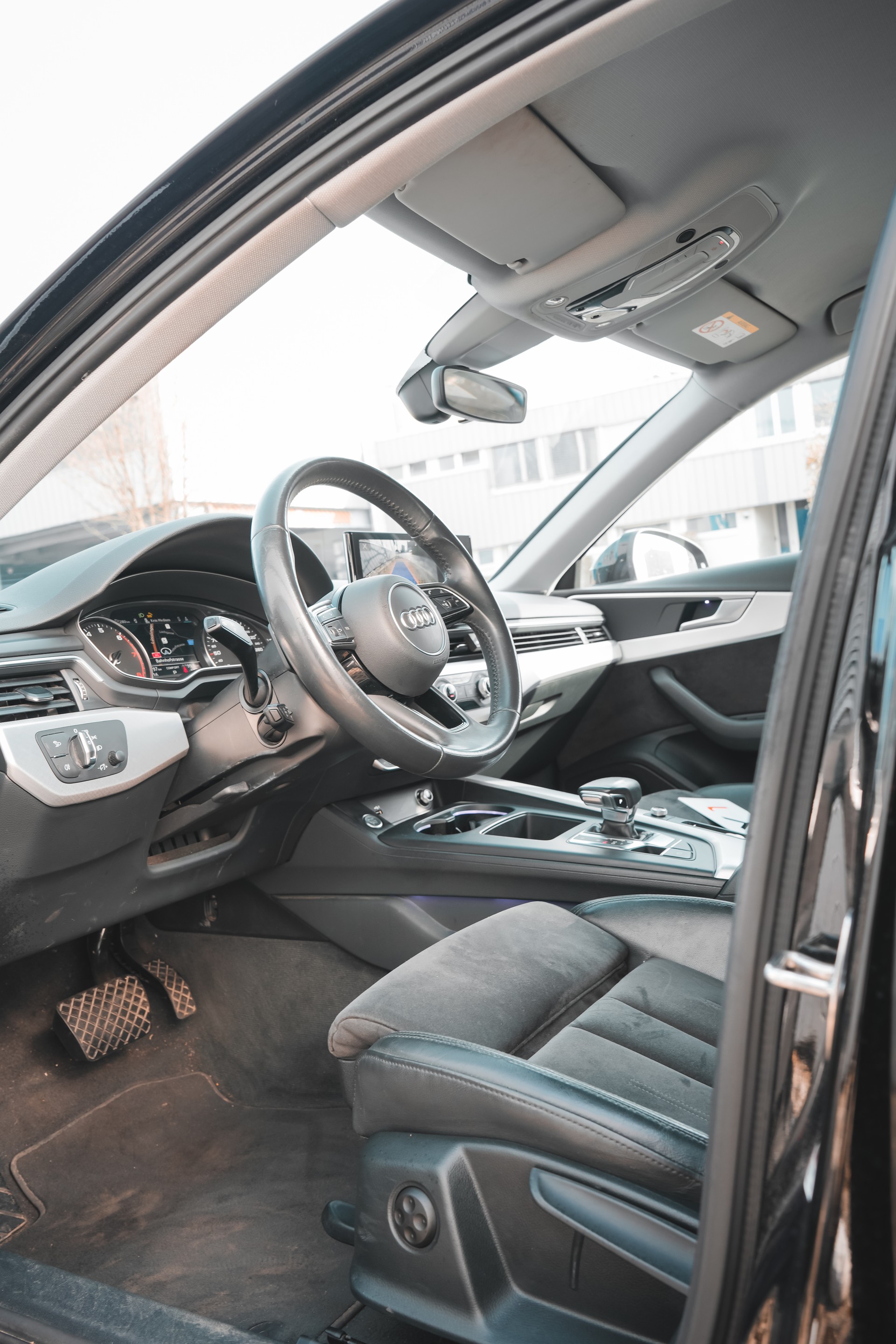 AUDI A4 Avant 40 g-tron S-tronic-image-4