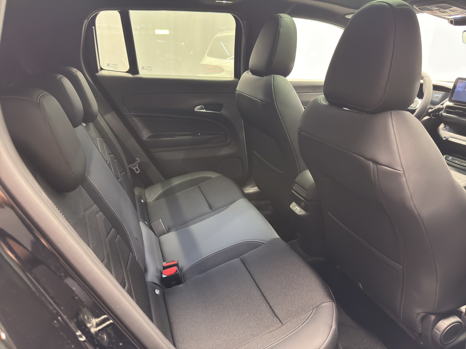 JEEP Avenger 1.2 MHEV Black Edition & Sky-image-9