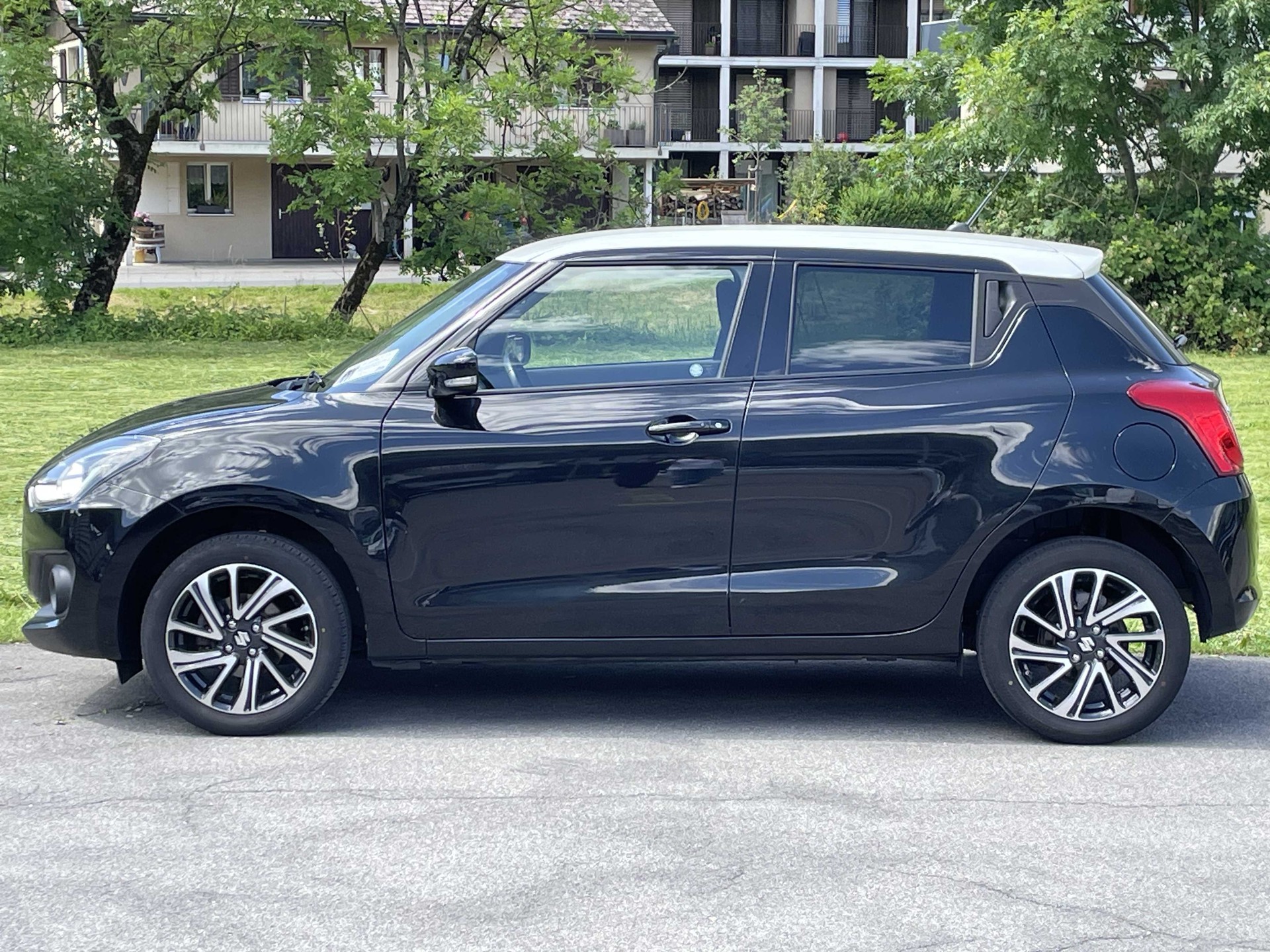 SUZUKI Swift 1.2 Compact Top Hybrid 4x4-image-2