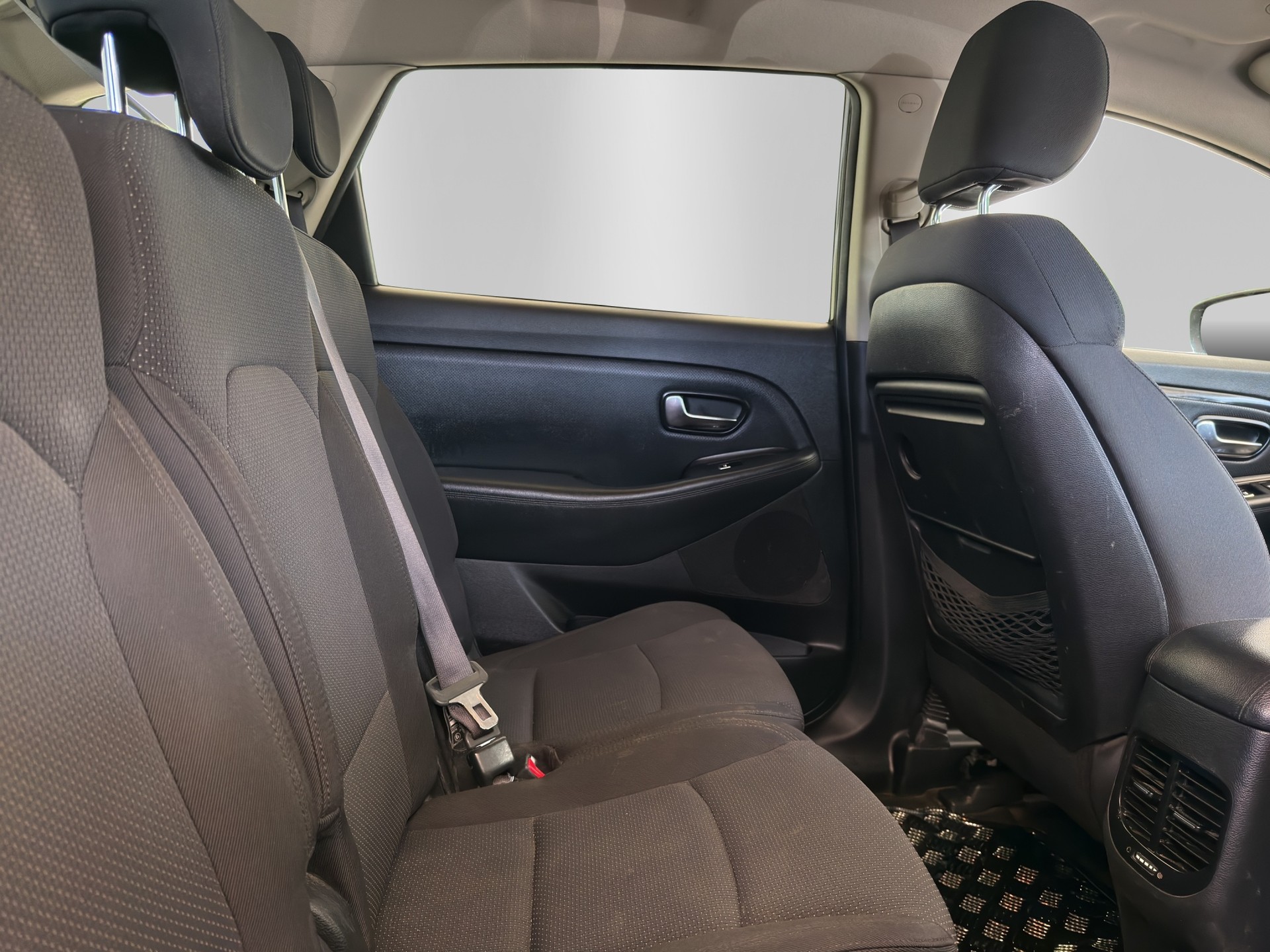 KIA Carens 2.0 GDI Style-image-13
