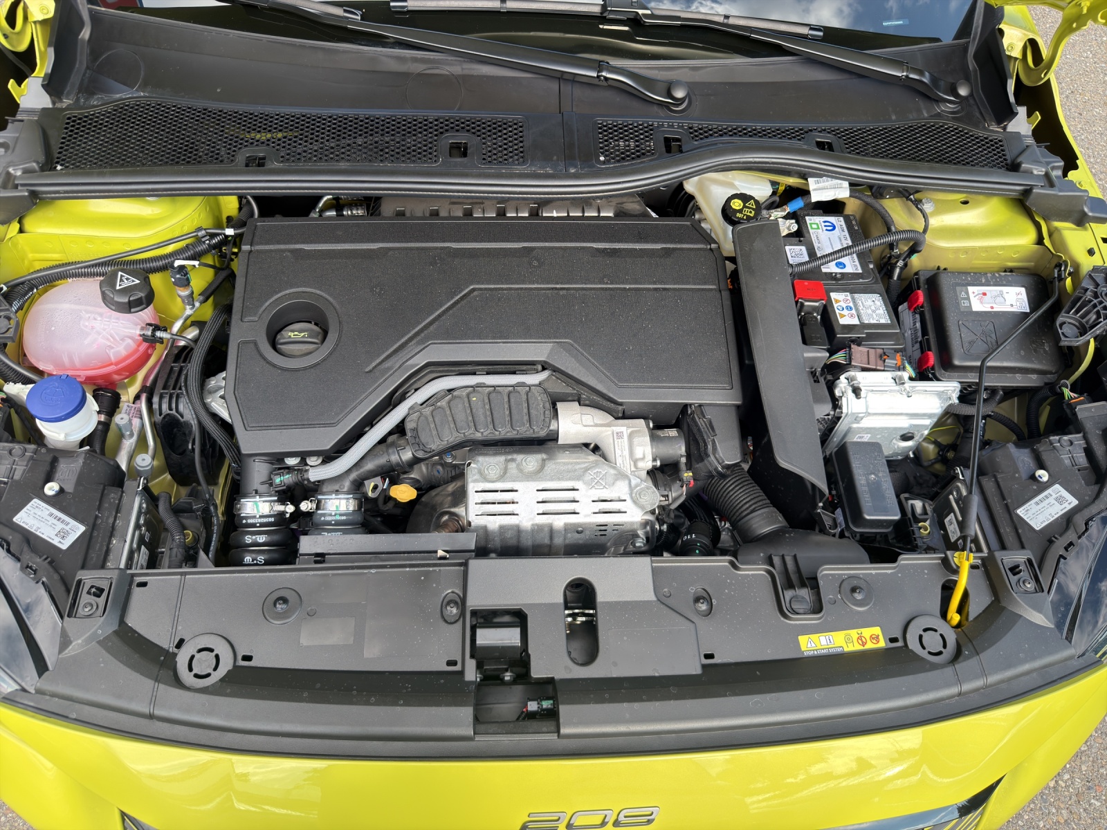 PEUGEOT 208 NEW 1.2 MHEV 145 GT-image-10