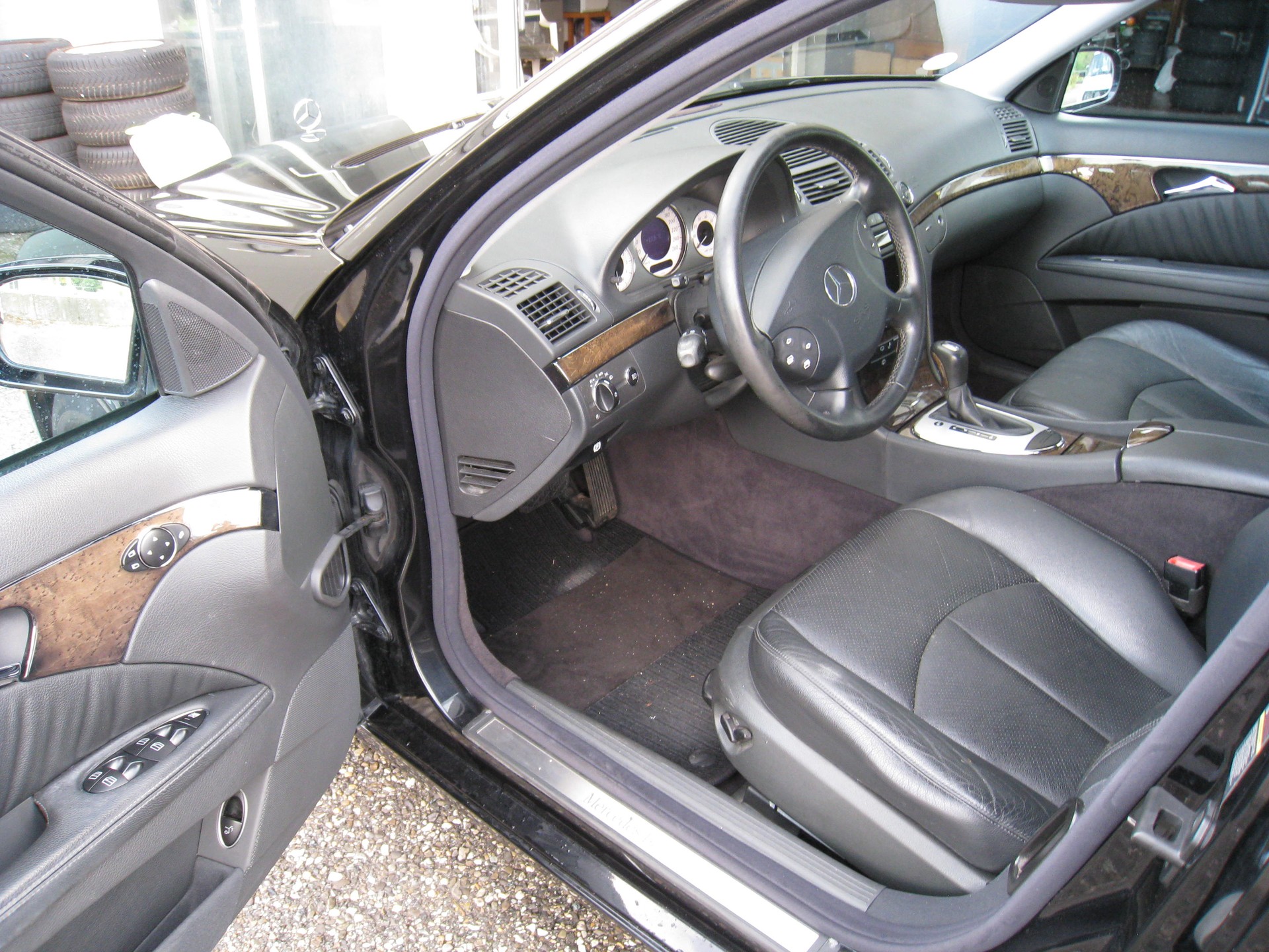 MERCEDES-BENZ E 320 Avantgarde 4Matic Automatic-image-6