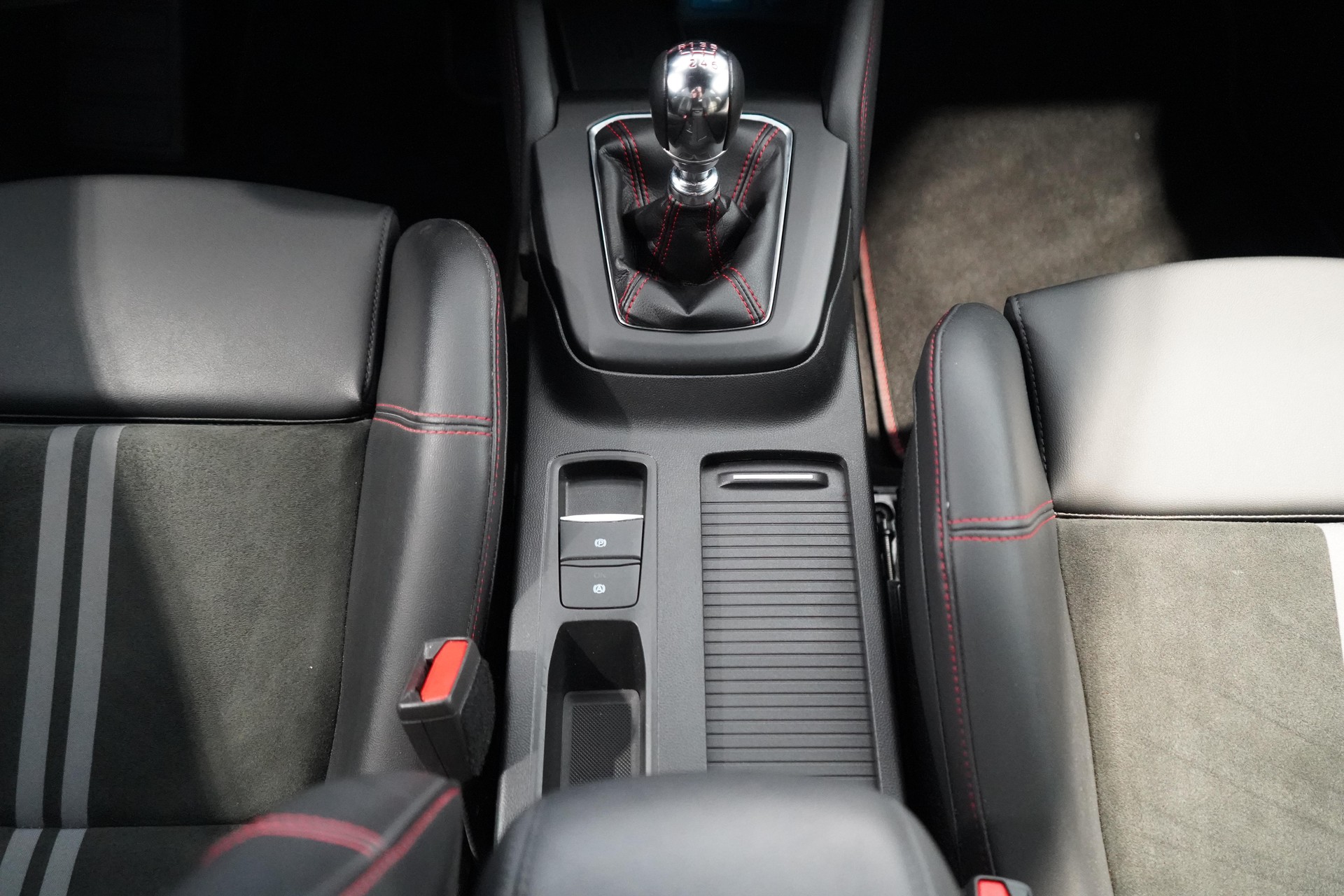 FORD Focus 2.3 EcoB ST X-image-11