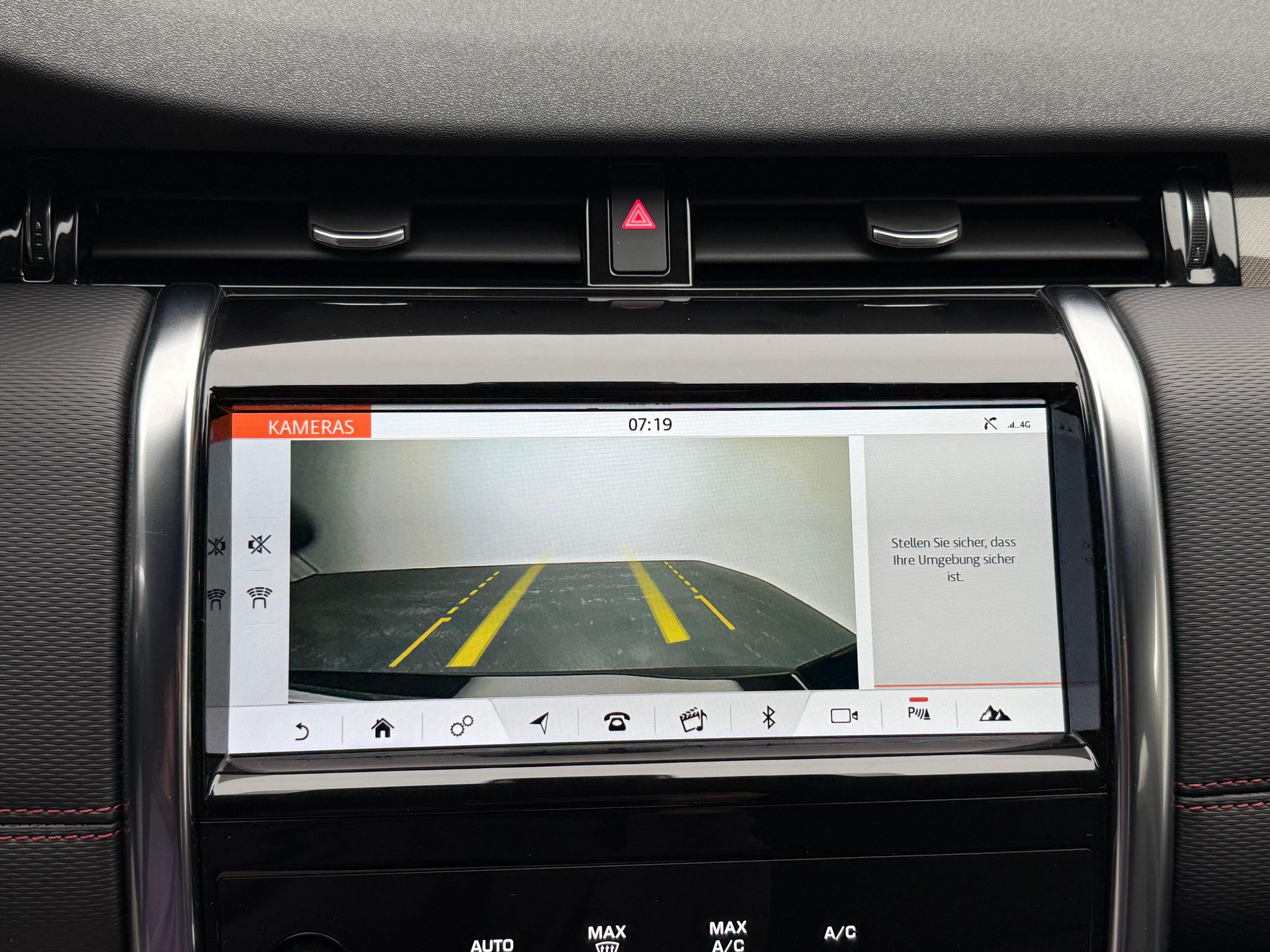 LAND ROVER Discovery Sport 2.0 Si4 R-Dynamic S-image-16