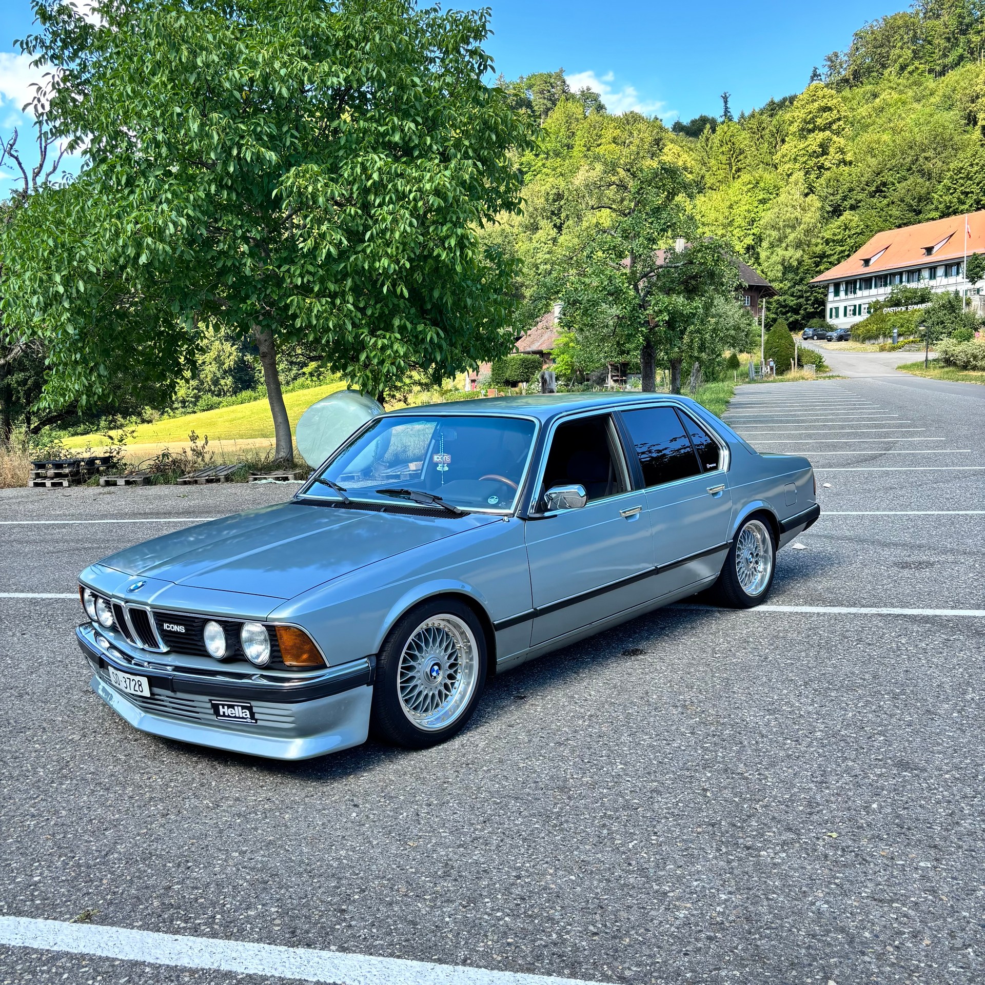BMW 728i-image-1