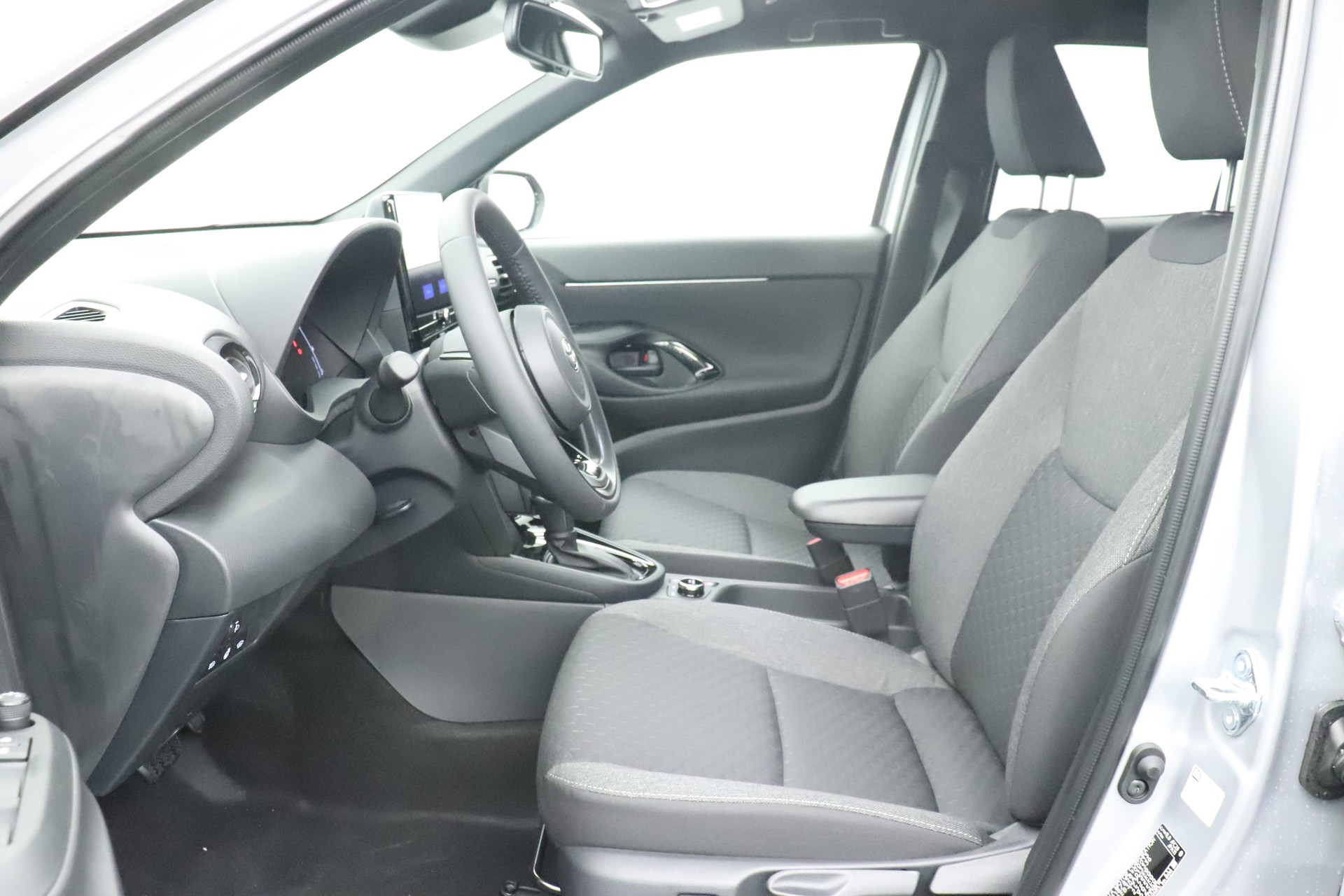 TOYOTA Yaris Cross 1.5 VVT-i HSD Trend AWD-i-showroom-element-2