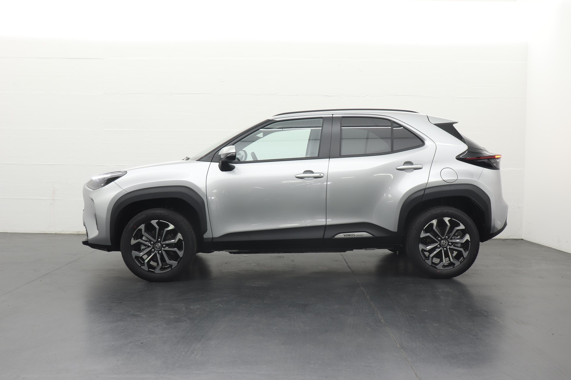 TOYOTA Yaris Cross 1.5 VVT-i HSD Trend AWD-i-showroom-element-3