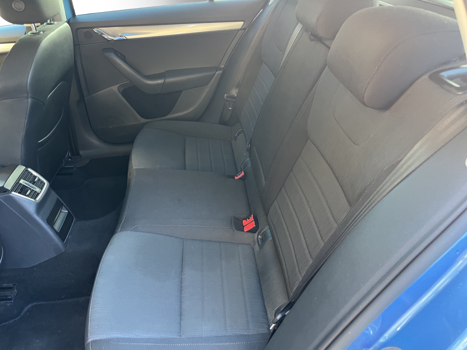SKODA Octavia Combi 2.0 TDI Style-image-10