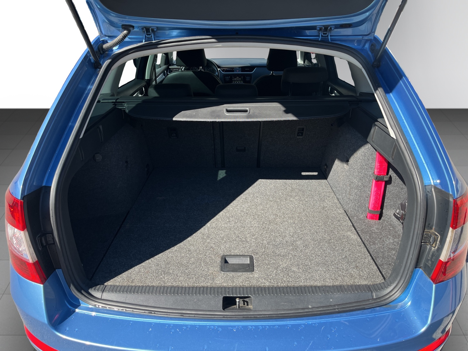 SKODA Octavia Combi 2.0 TDI Style-image-5
