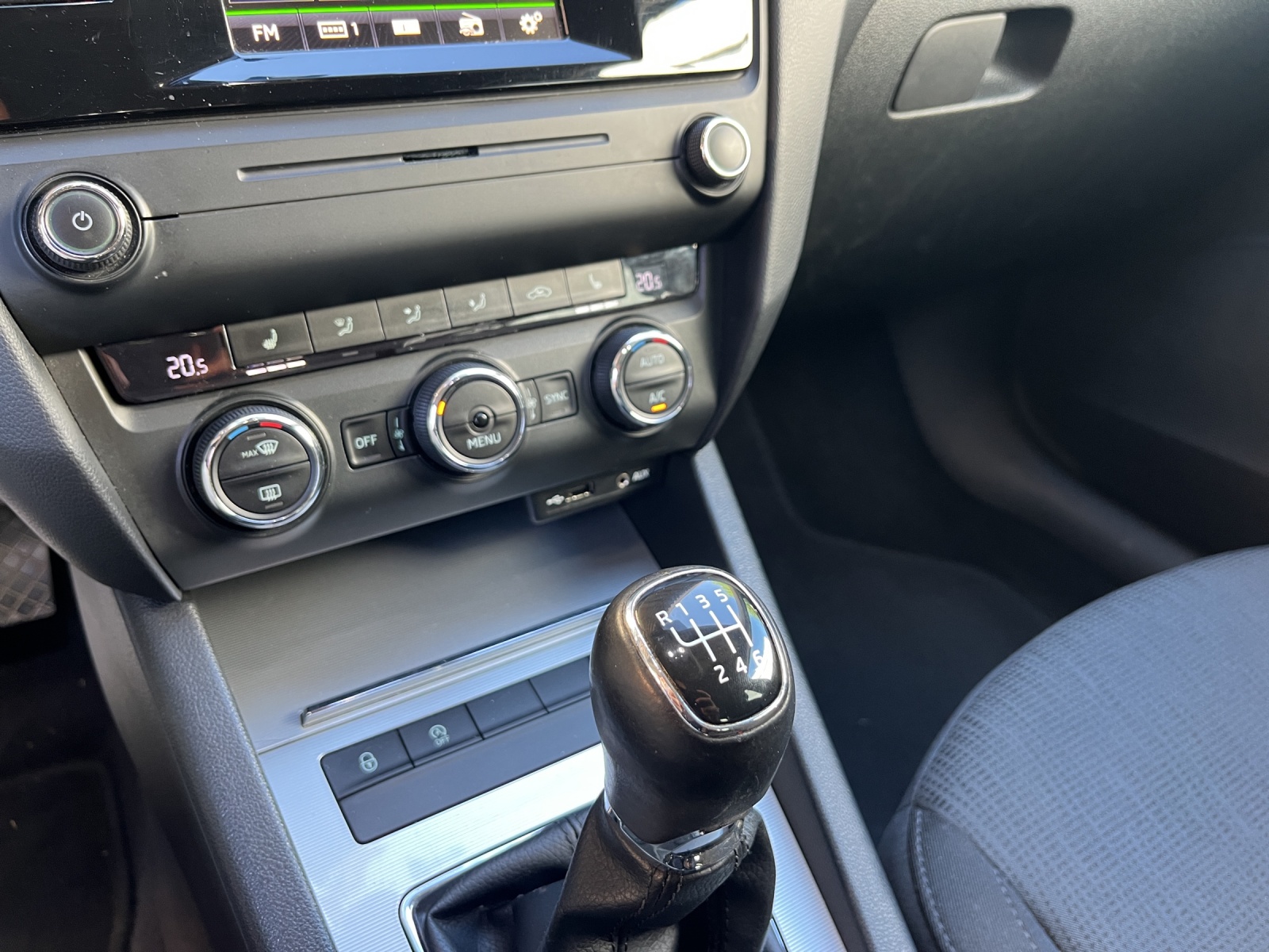 SKODA Octavia Combi 2.0 TDI Style-image-16