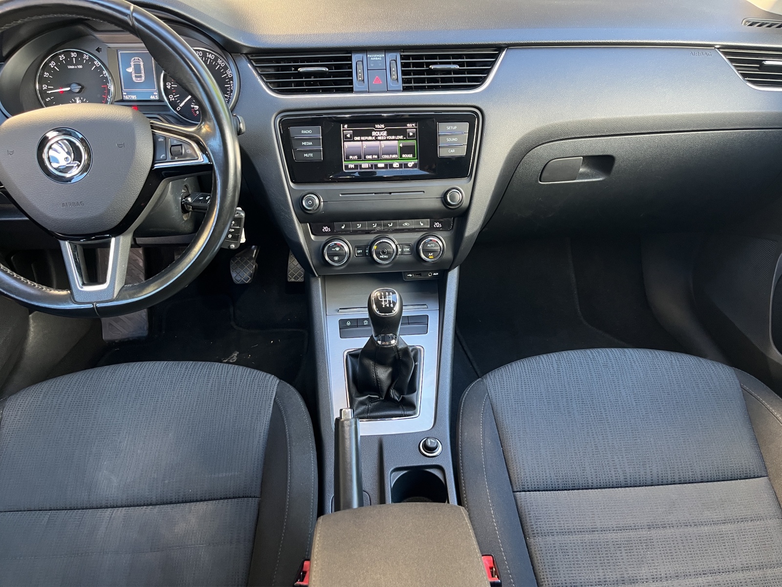 SKODA Octavia Combi 2.0 TDI Style-image-12