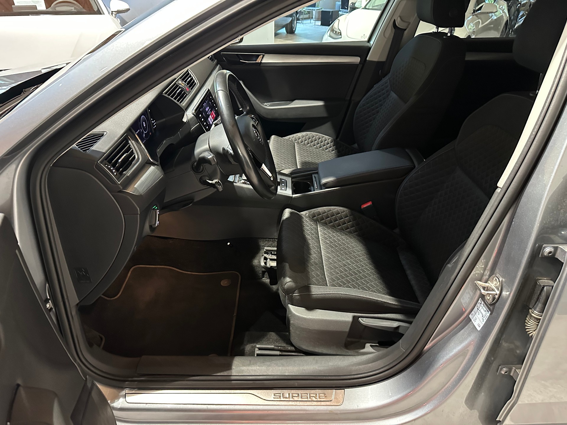 SKODA Superb 1.4 TSI Style PHEV DSC/1. Hand/Lückenlos Skoda-Servicegepflegt/1. Jahr Garantie/AHK El.. abschwenkbar/8 x Aluräder uvm.-image-10