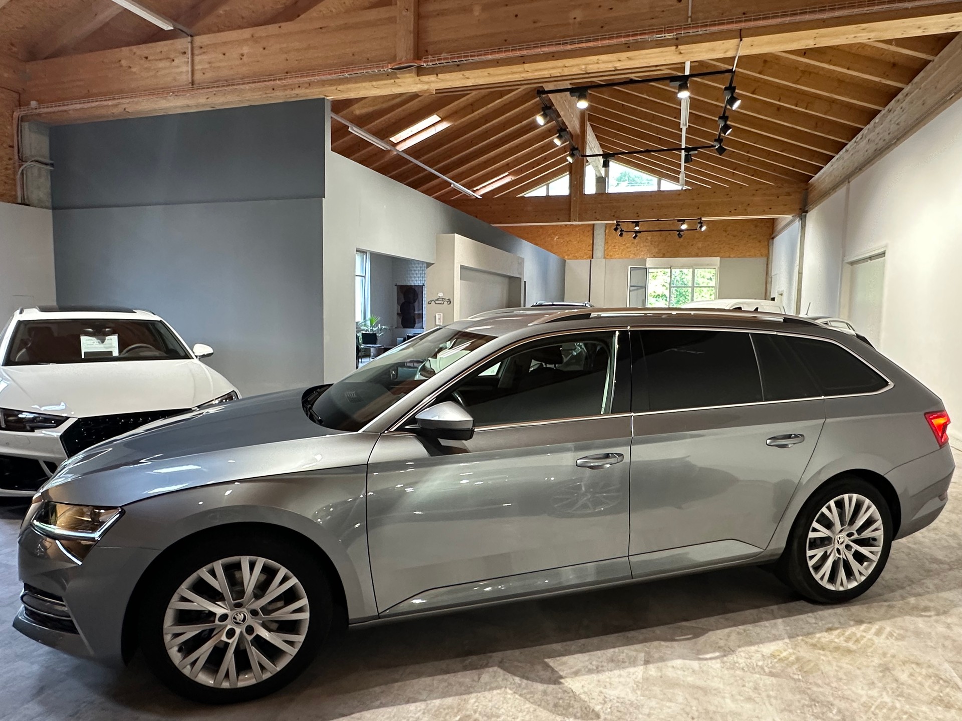 SKODA Superb 1.4 TSI Style PHEV DSC/1. Hand/Lückenlos Skoda-Servicegepflegt/1. Jahr Garantie/AHK El.. abschwenkbar/8 x Aluräder uvm.-image-3