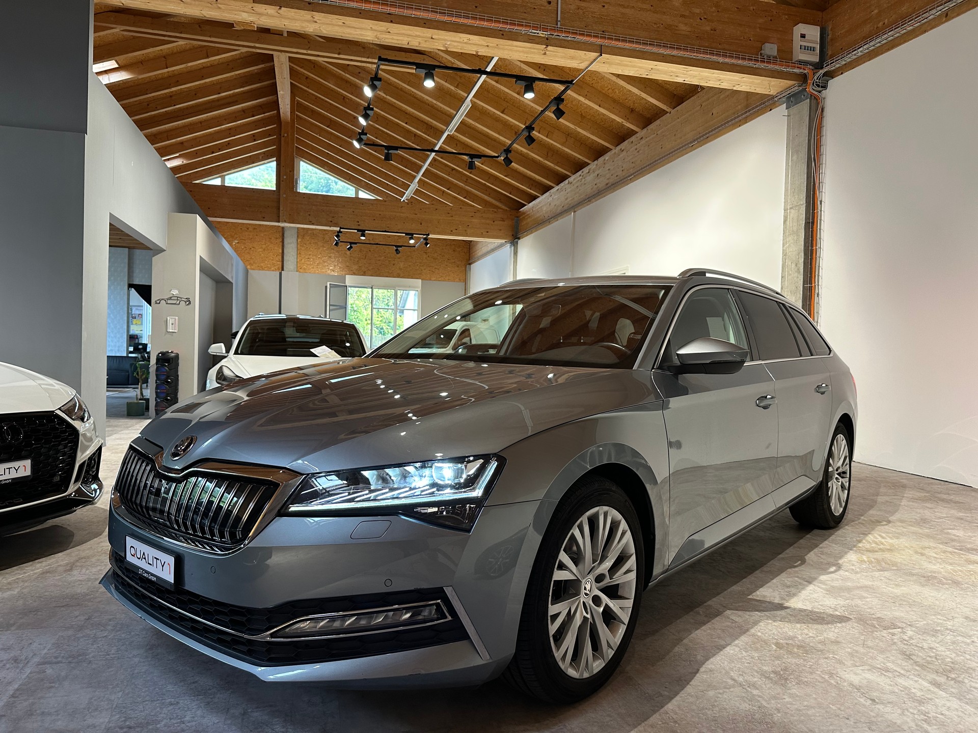SKODA Superb 1.4 TSI Style PHEV DSC/1. Hand/Lückenlos Skoda-Servicegepflegt/1. Jahr Garantie/AHK El.. abschwenkbar/8 x Aluräder uvm.-image-0