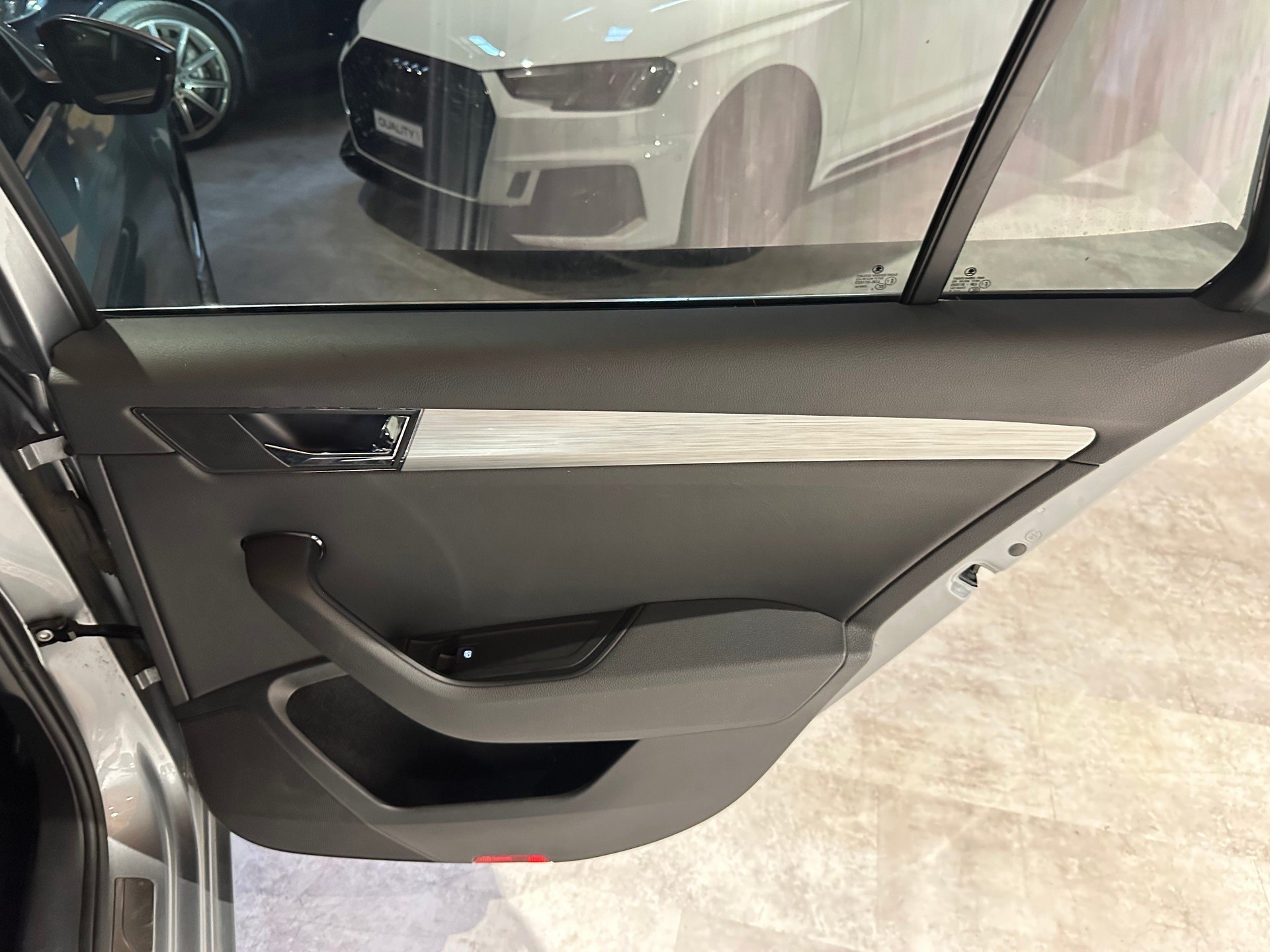 SKODA Superb 1.4 TSI Style PHEV DSC/1. Hand/Lückenlos Skoda-Servicegepflegt/1. Jahr Garantie/AHK El.. abschwenkbar/8 x Aluräder uvm.-image-23