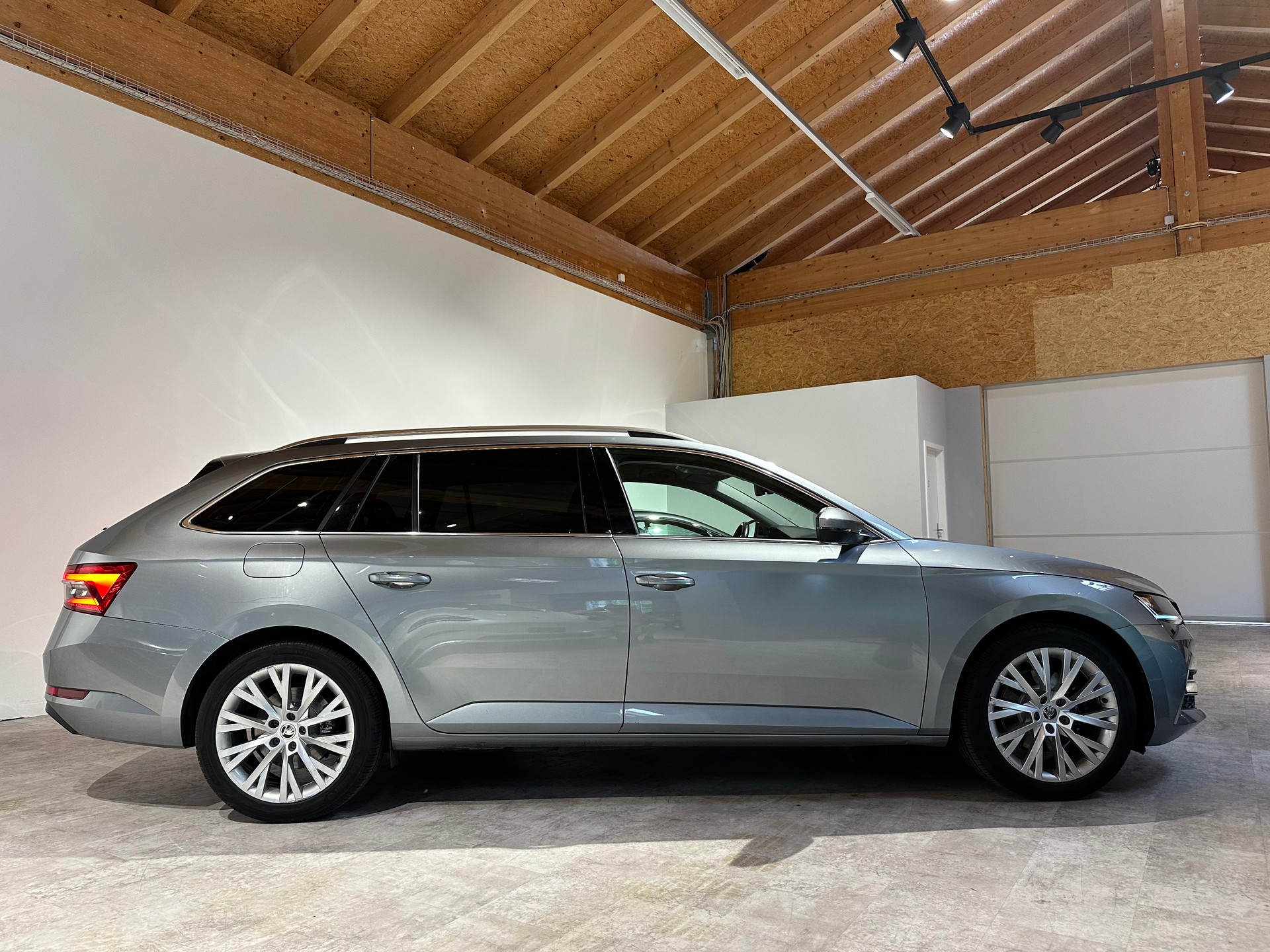 SKODA Superb 1.4 TSI Style PHEV DSC/1. Hand/Lückenlos Skoda-Servicegepflegt/1. Jahr Garantie/AHK El.. abschwenkbar/8 x Aluräder uvm.-image-8