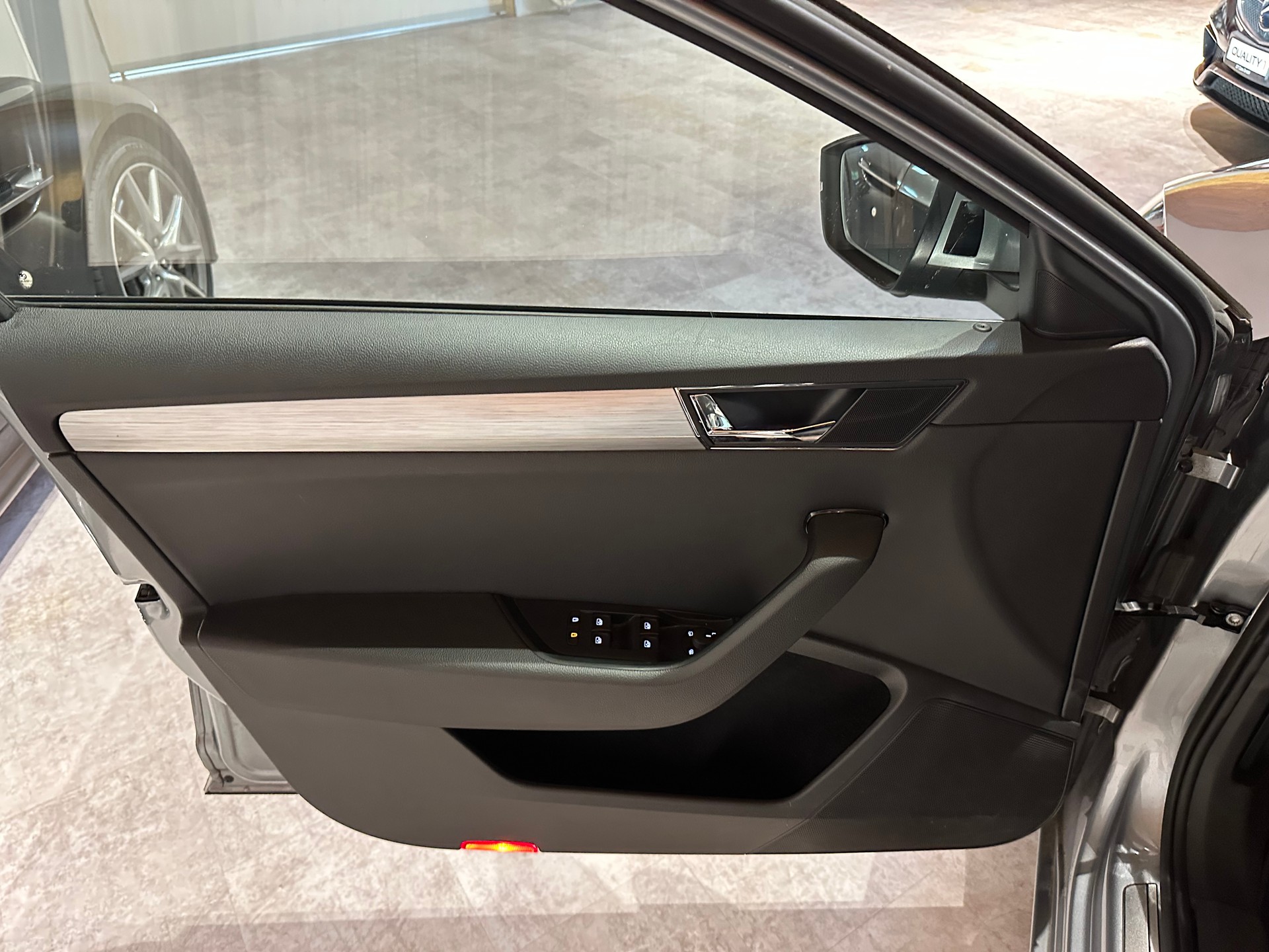 SKODA Superb 1.4 TSI Style PHEV DSC/1. Hand/Lückenlos Skoda-Servicegepflegt/1. Jahr Garantie/AHK El.. abschwenkbar/8 x Aluräder uvm.-image-12