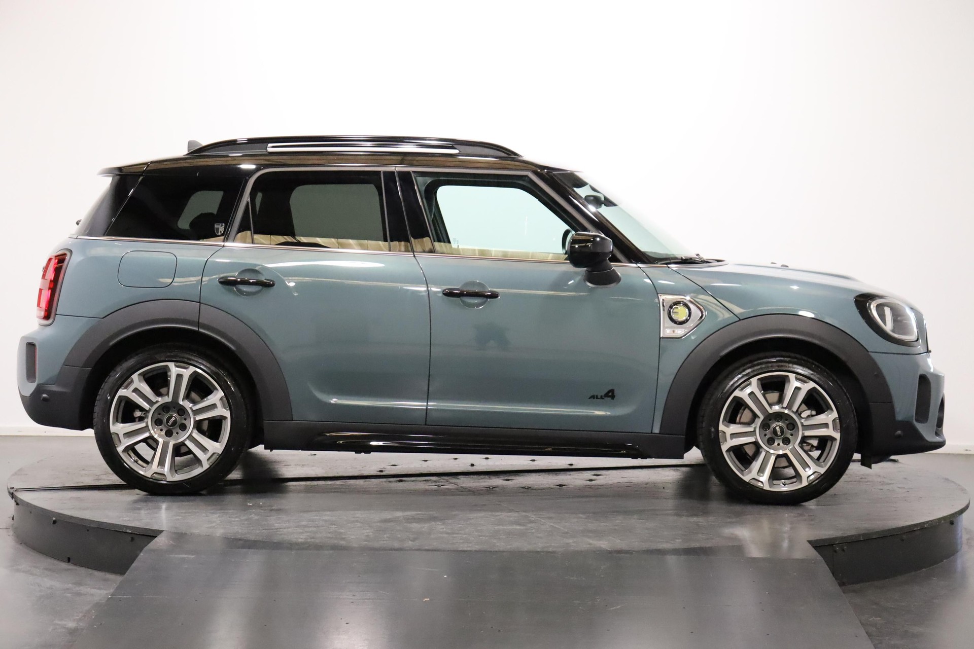 MINI Countryman F60 1.5i Cooper S E ALL4-image-3