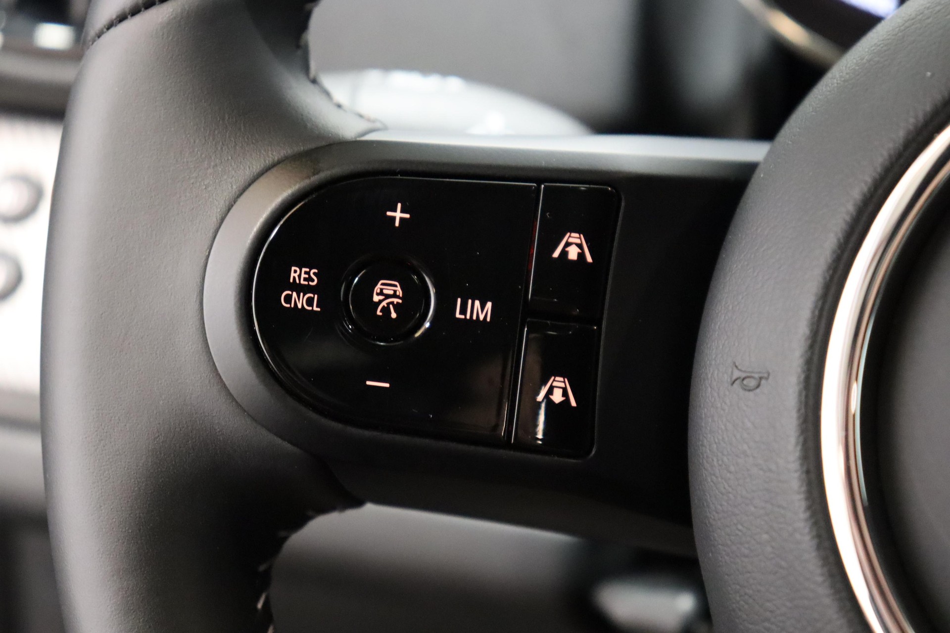 MINI Countryman F60 1.5i Cooper S E ALL4-image-18