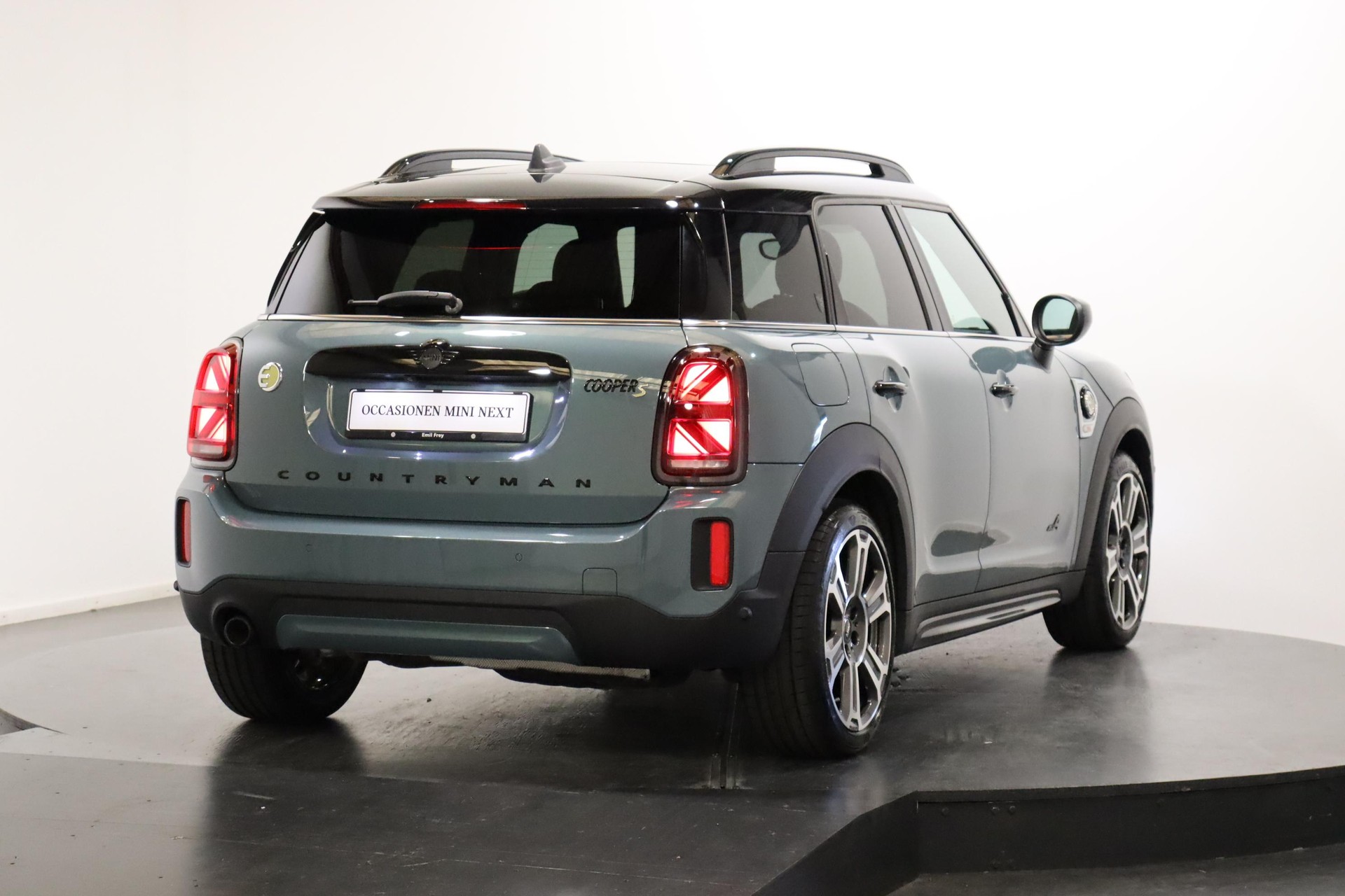 MINI Countryman F60 1.5i Cooper S E ALL4-image-2