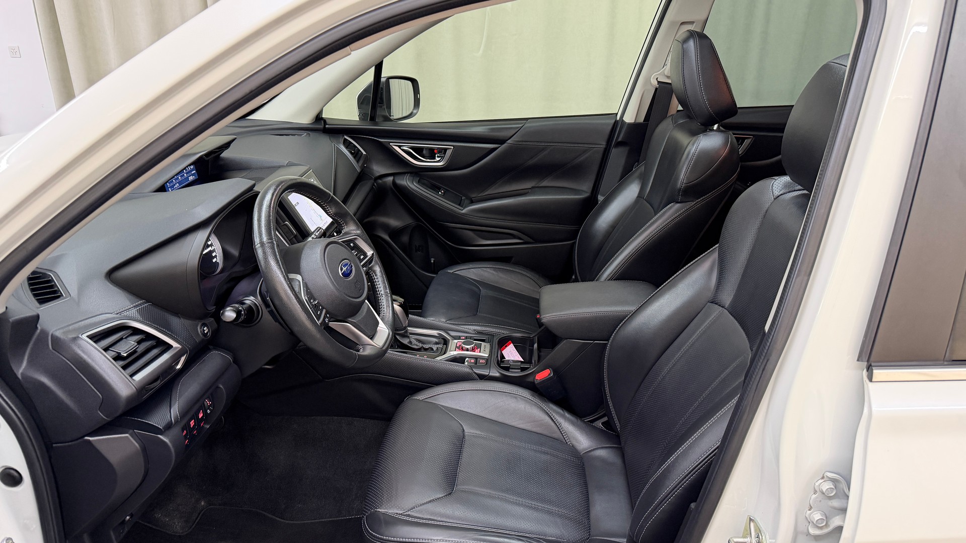 SUBARU Forester 2.0i e-Boxer Luxury Lineartronic-image-6