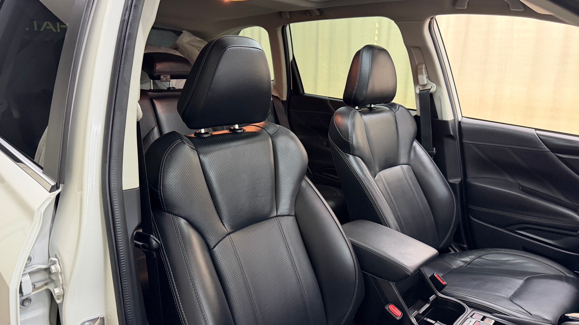 SUBARU Forester 2.0i e-Boxer Luxury Lineartronic-image-13