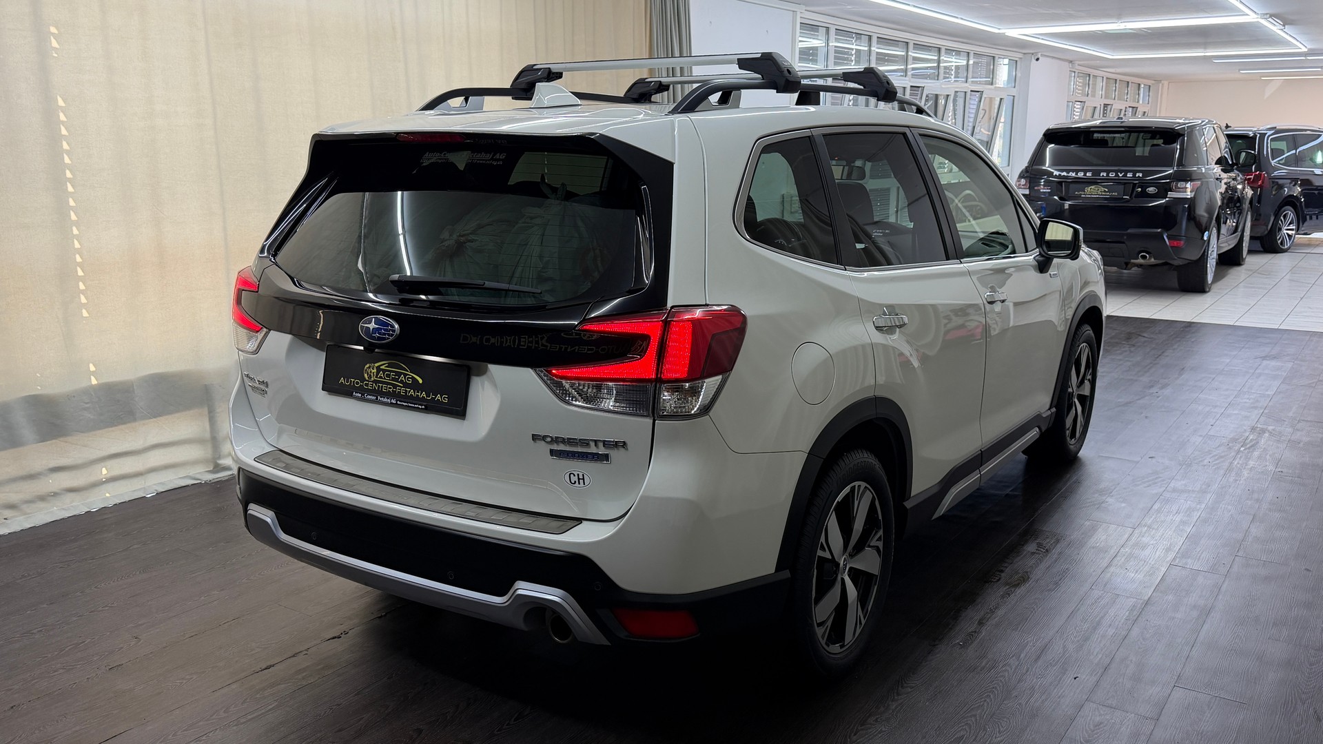 SUBARU Forester 2.0i e-Boxer Luxury Lineartronic-image-3