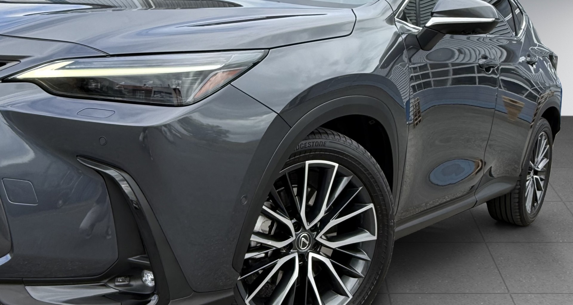 LEXUS NX 450h+ E-FOUR Excellence-image-1