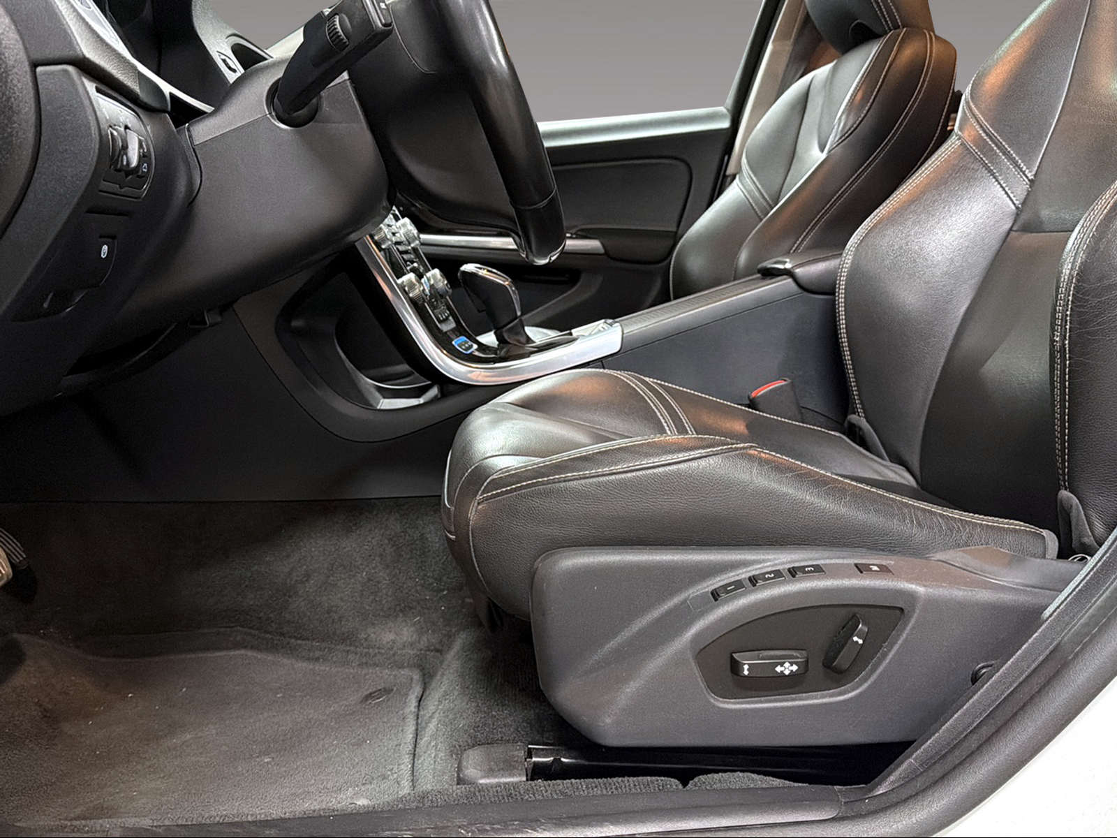 VOLVO V60 2.4 D6 TE Summum Pl.Hyb.-image-7